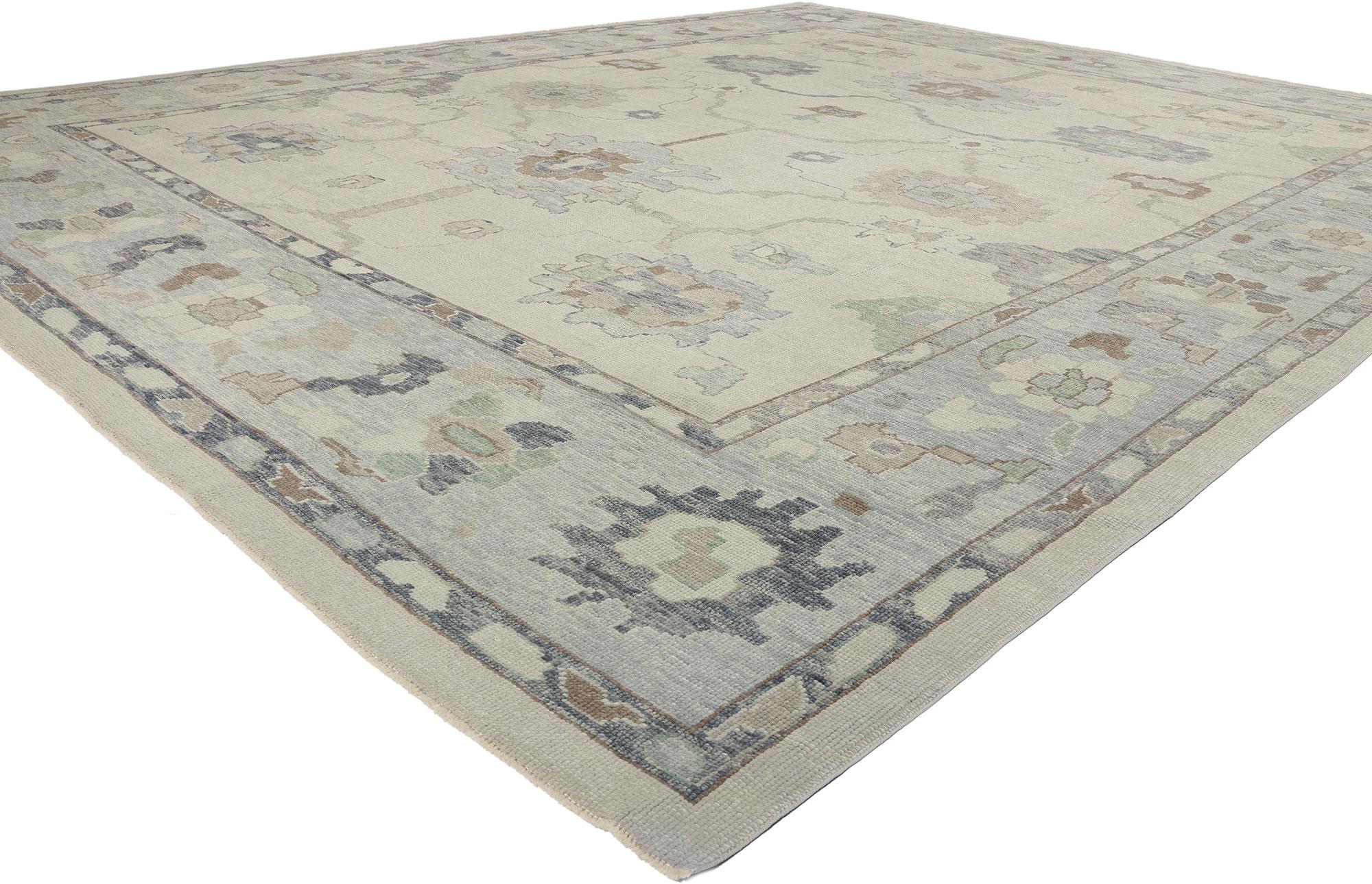 53956 New Modern Gray Turkish Oushak Rug, 12'06 x 15'08. Dieser moderne türkische Oushak-Teppich aus handgeknüpfter Wolle hat ein bezauberndes graues Feld, das ein Gefühl von raffinierter Eleganz und Ruhe ausstrahlt. Seine weichen, gedämpften Töne