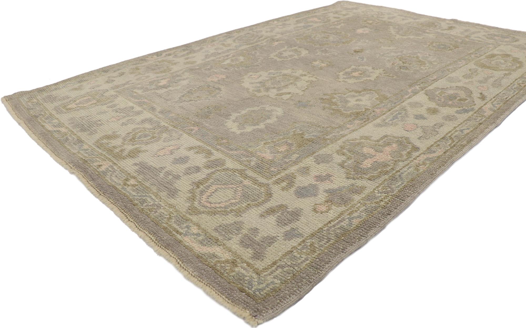 53597 Nouveau tapis turc contemporain Oushak avec un style moderne 04'05 x 06'10. Plus doux mais non moins saisissant, ce tapis contemporain turc Oushak en laine nouée à la main est une vision captivante de la beauté tissée. Le champ gris abrasé