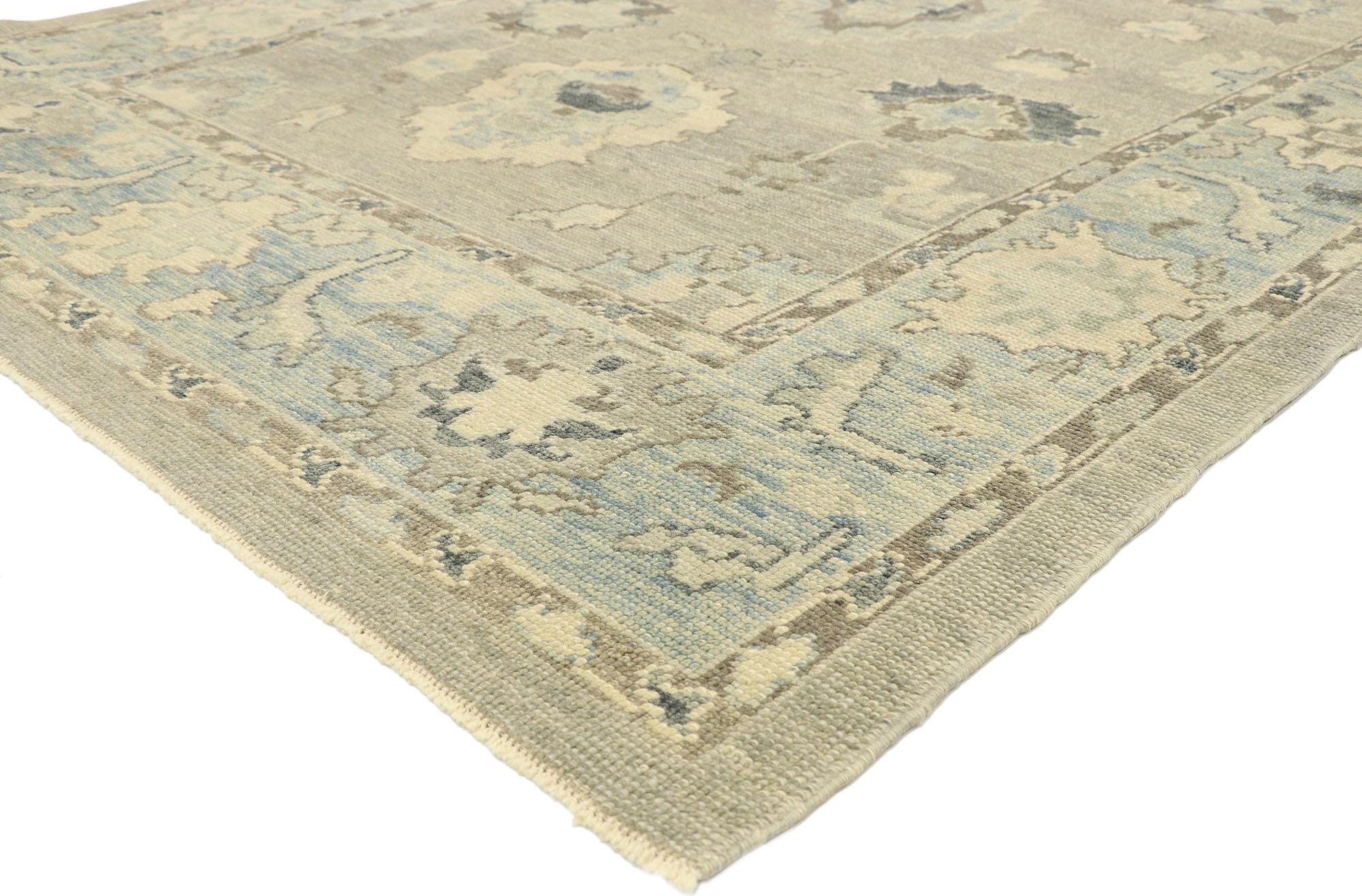 52885, neuer zeitgenössischer türkischer Oushak-Teppich im Modern Transitional Stil. Dieser handgeknüpfte türkische Oushak-Teppich aus Wolle, der Elemente aus der modernen Welt mit anmutigen Grautönen verbindet, erhöht den Gemütlichkeitsfaktor in
