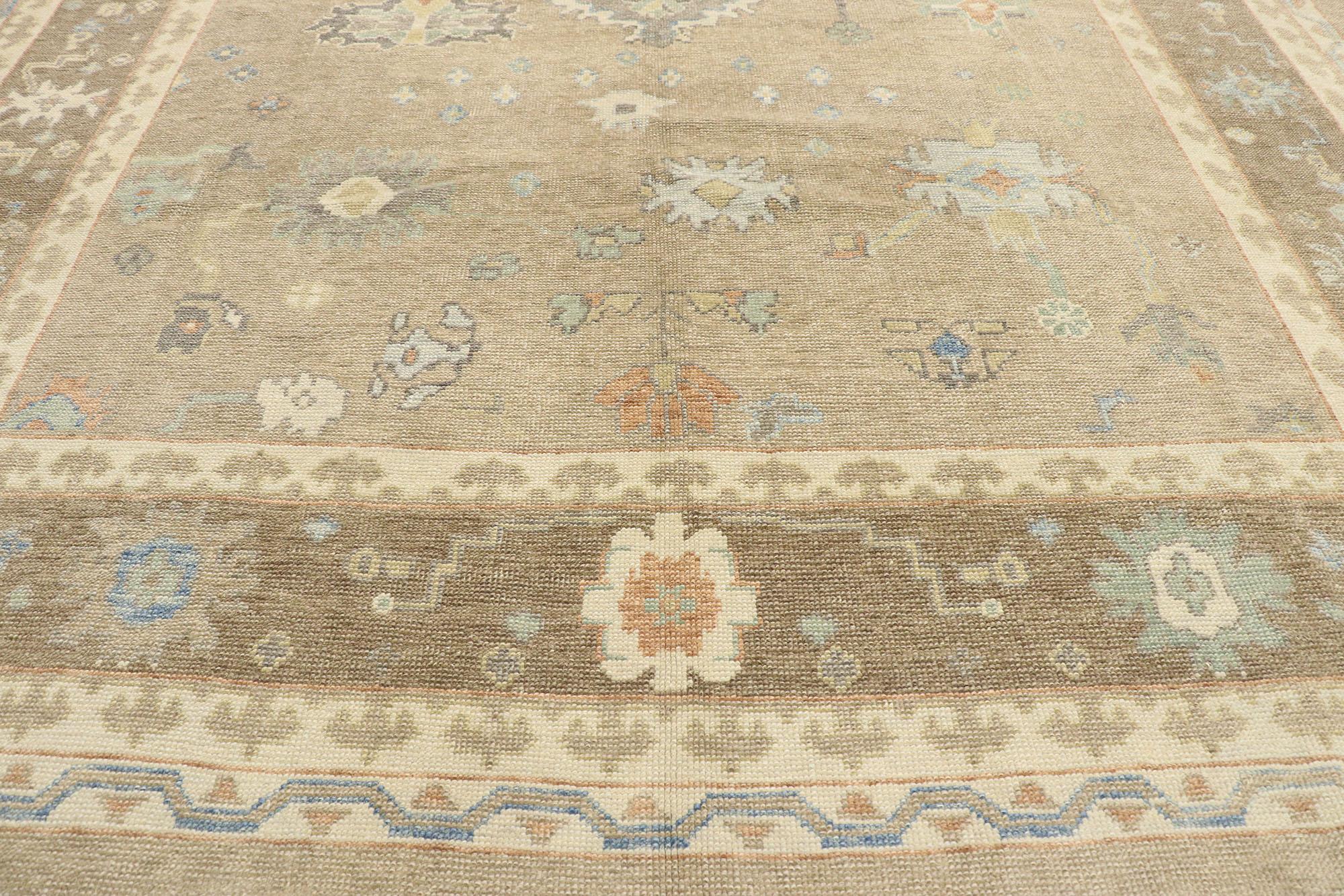 Neuer zeitgenössischer türkischer Oushak-Teppich mit modernem Übergangsstil (Handgeknüpft) im Angebot