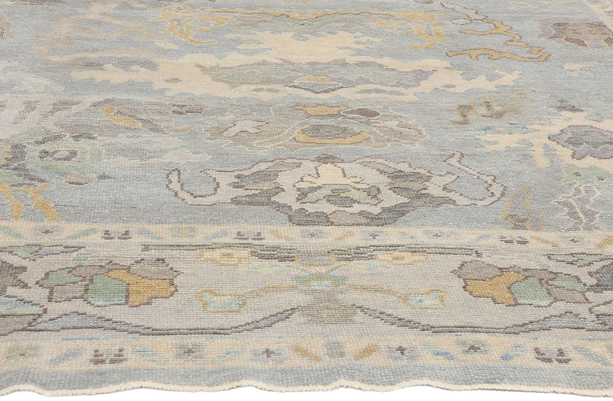 Turco Nuovo Tappeto turco Oushak contemporaneo Silver Mist con stile moderno e costiero in vendita