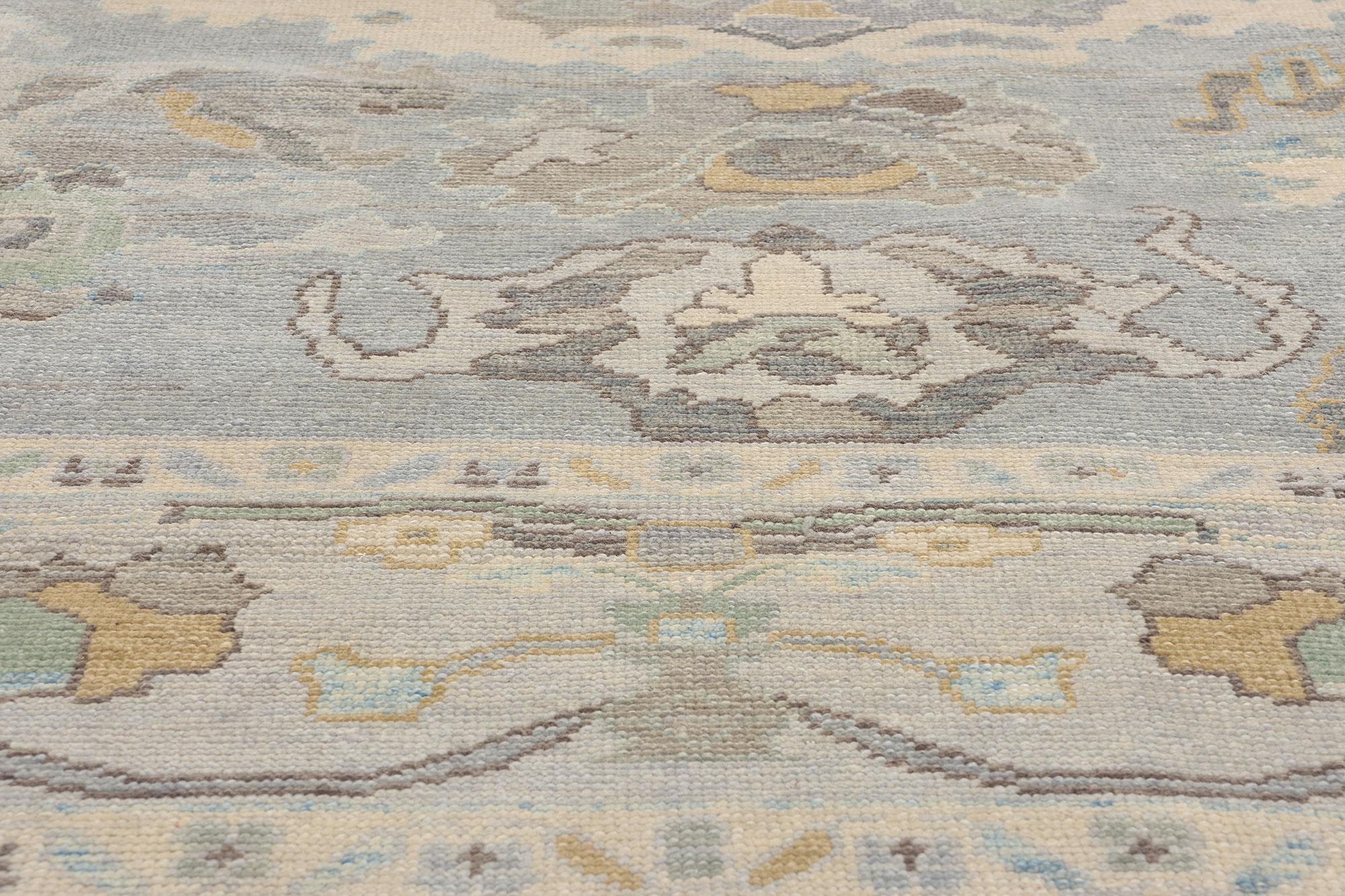 Annodato a mano Nuovo Tappeto turco Oushak contemporaneo Silver Mist con stile moderno e costiero in vendita