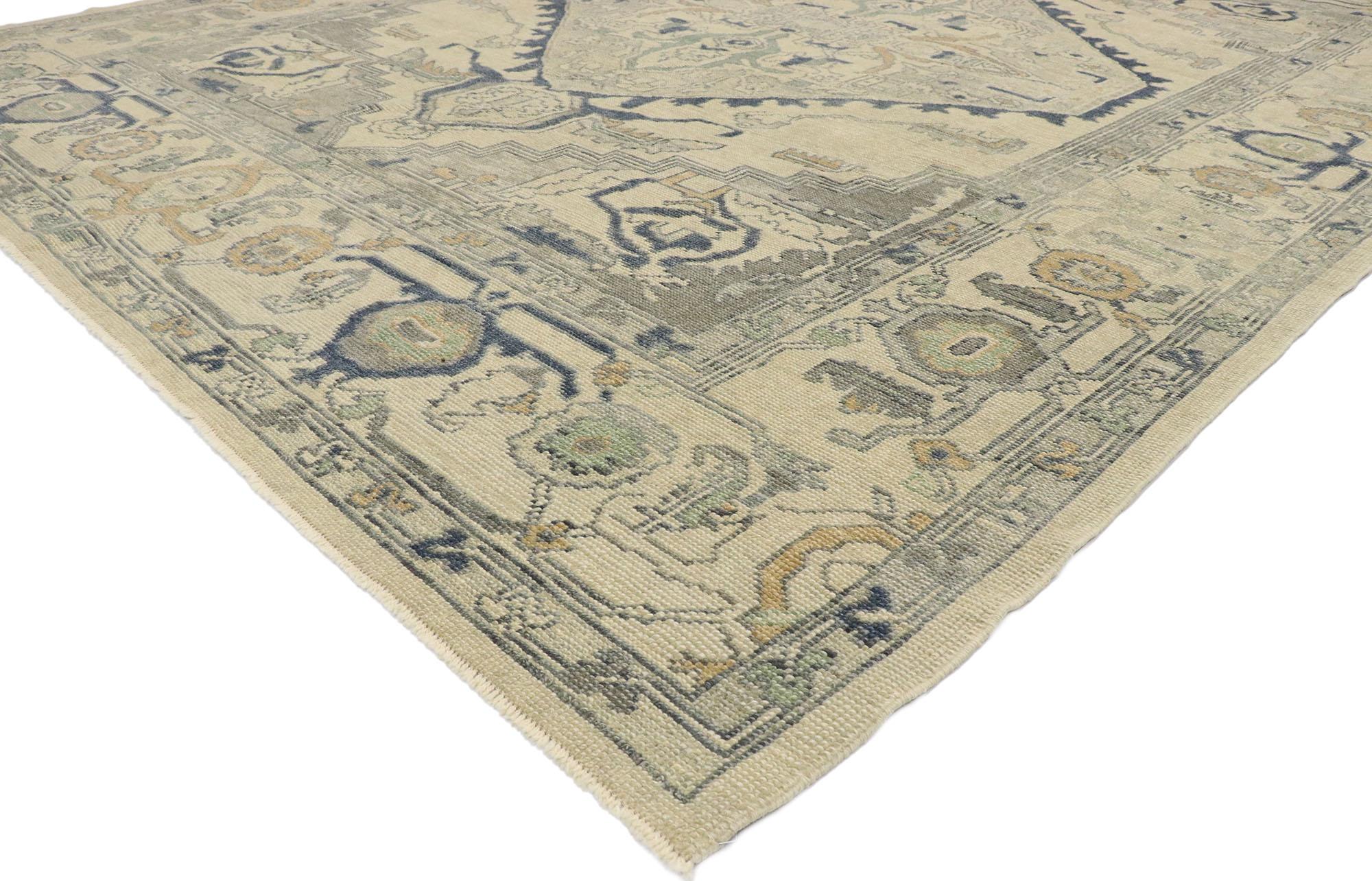 53404, Nouveau tapis turc Oushak de style moderne. Ce tapis turc Oushak en laine nouée à la main présente un grand médaillon botanique polygonal flottant au centre d'un champ sable-beige abrasé. Un feuillage anguleux avec une bordure en escalier et