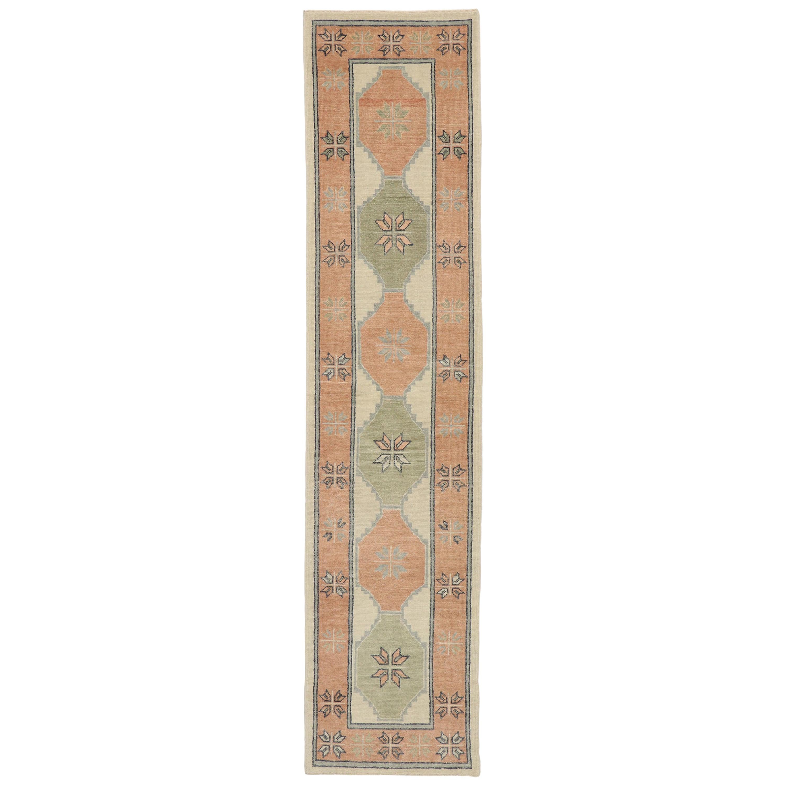 Nouveau tapis de couloir contemporain turc Oushak avec style colonial espagnol moderne