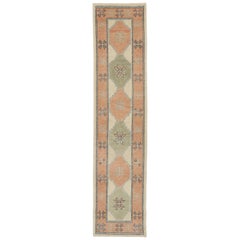 Nouveau tapis de couloir contemporain turc Oushak avec style colonial espagnol moderne