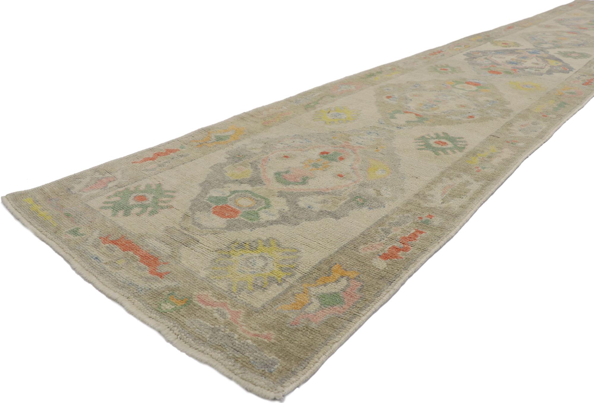 53591 Neuer zeitgenössischer türkischer Oushak-Läufer mit modernem Stil 02'10 x 17'10. Dieser moderne türkische Oushak-Läufer aus handgeknüpfter Wolle weist ein botanisches Allover-Muster auf, das sich über ein abgewetztes, sand-beiges, gestreiftes