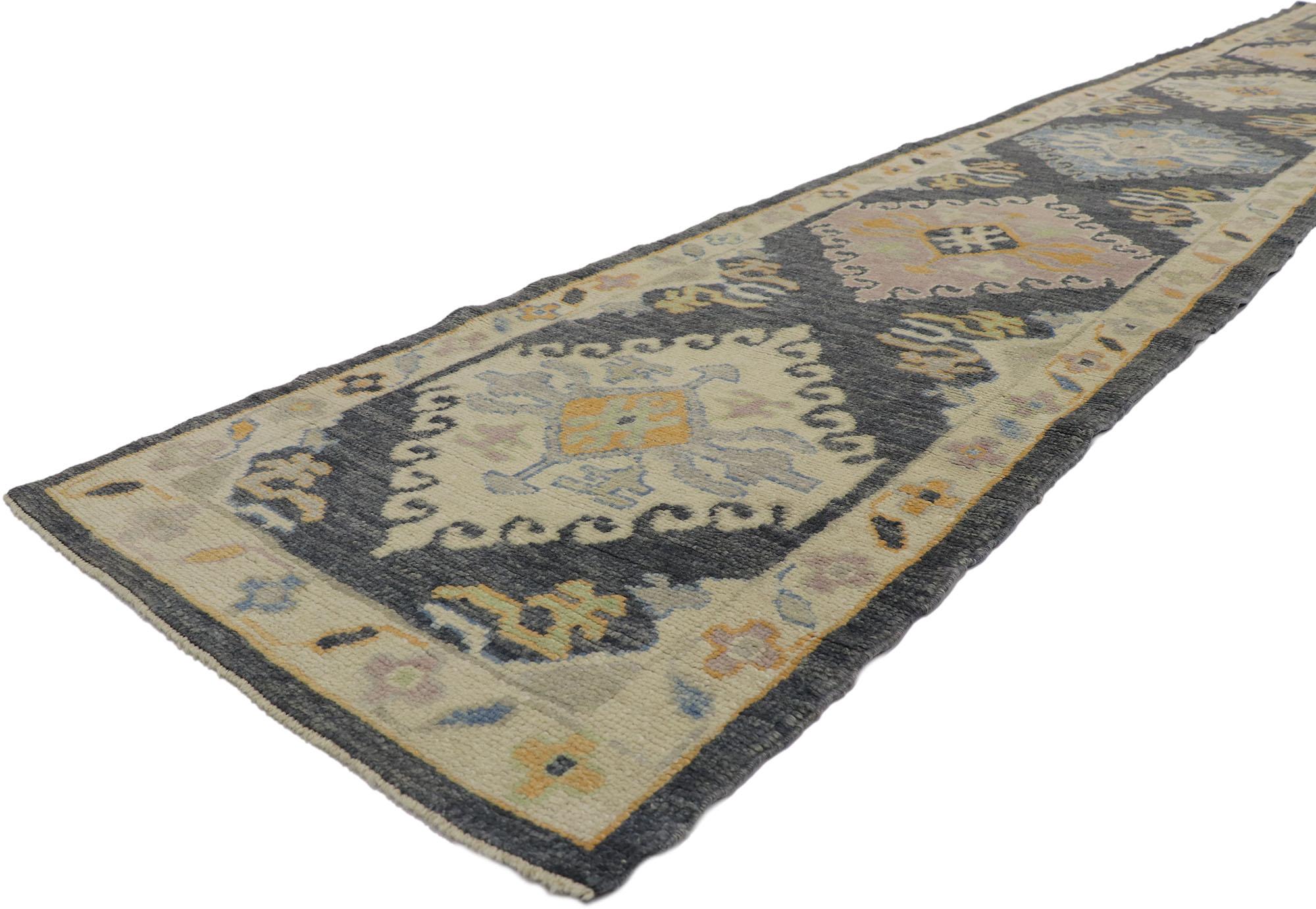 53586 New Contemporary Turkish Oushak Runner with Modern Style 02'11 x 18'02. Dieser moderne türkische Oushak-Läufer aus handgeknüpfter Wolle zeigt ein geometrisches Allover-Muster, das sich über ein gestreiftes Feld in Anthrazit und Marineblau