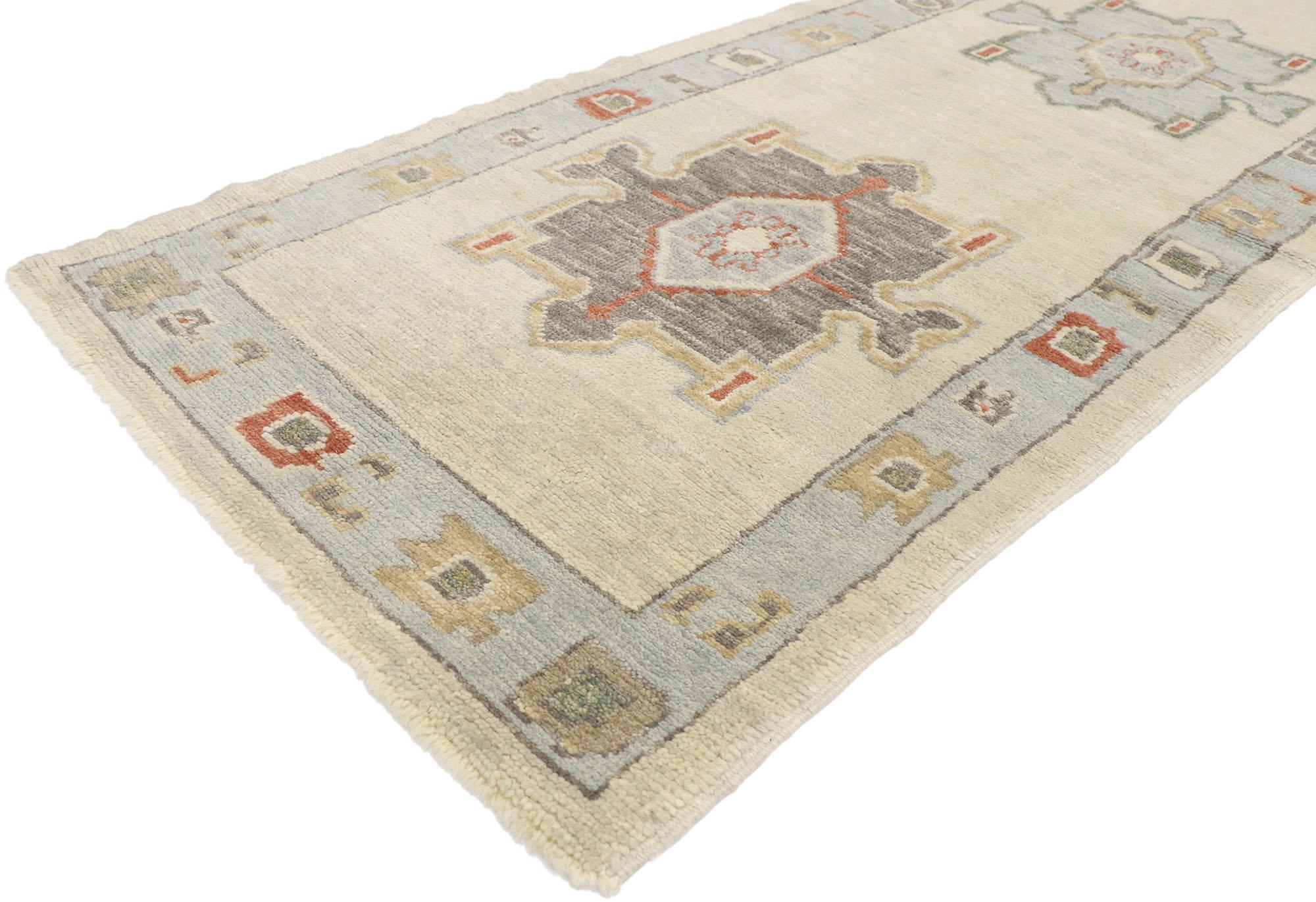 53540 New Contemporary Turkish Oushak Läufer mit Modern Transitional Style 02'11 x 16'04. Schlichtheit und moderner Stil treffen bei diesem handgeknüpften türkischen Oushak-Läufer aus Wolle aufeinander. Auf dem abgewetzten, hafermehlfarbenen Feld