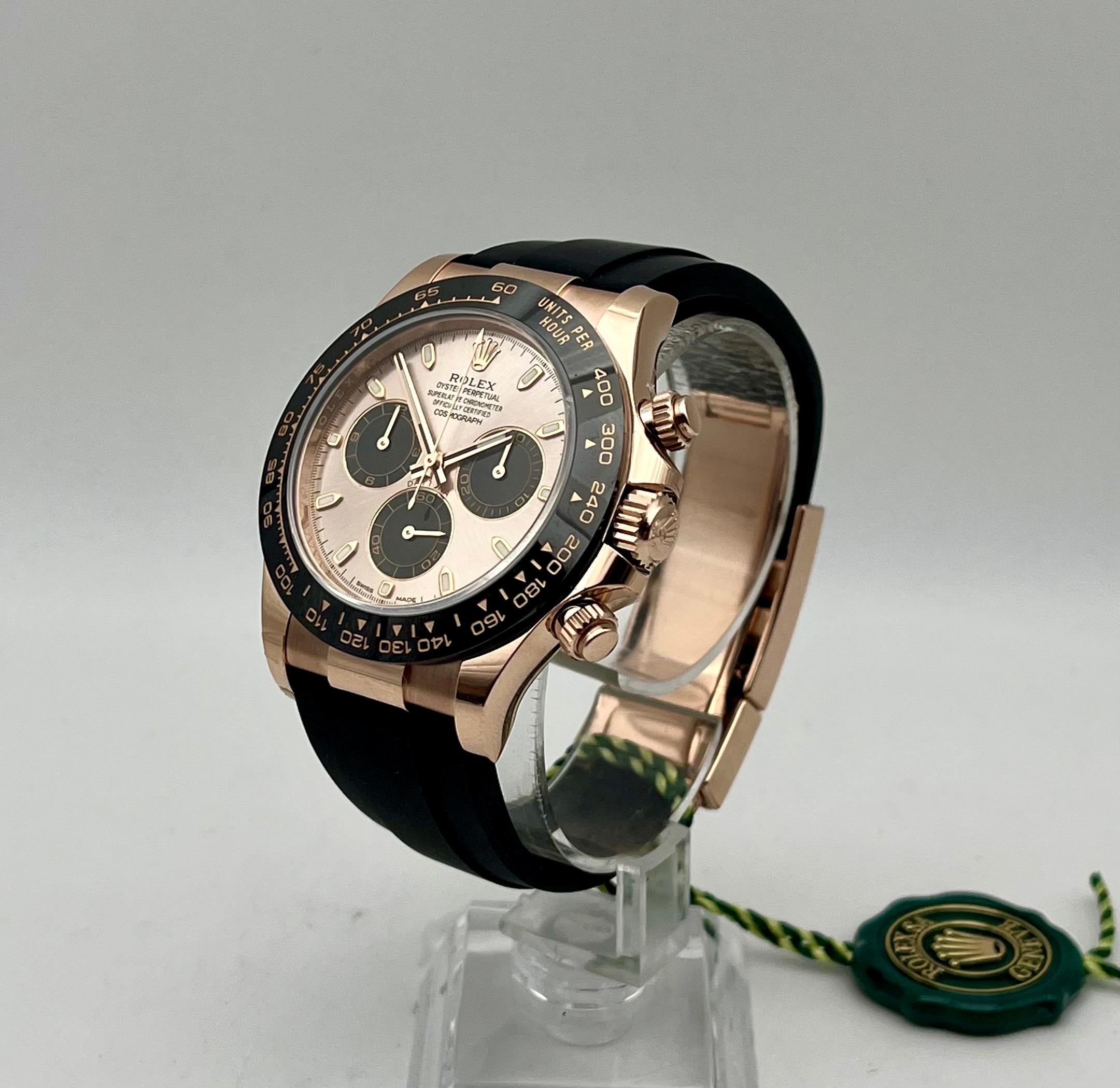 Cosmograph Daytona in 18 ct Everose gold with a bright black and Sundust dial and an Oysterflex bracelet, features a black Cerachrom bezel with tachymetric scale.
The 18 ct gold versions of the Cosmograph Daytona with a Cerachrom bezel are available