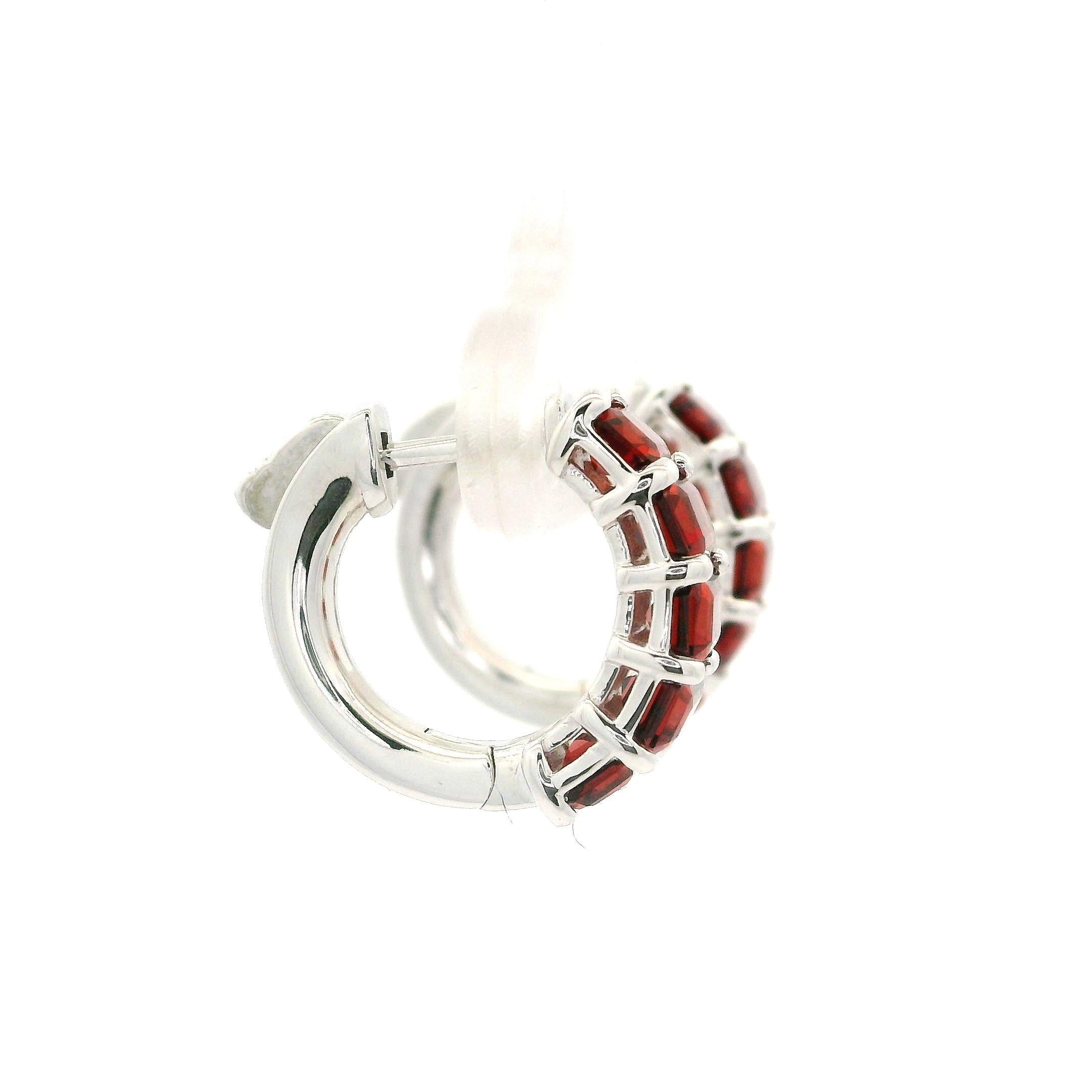 New Custom 14k White Gold 2.85ctw Garnet Huggie Earrings w/ Fancy Push Button en vente 6