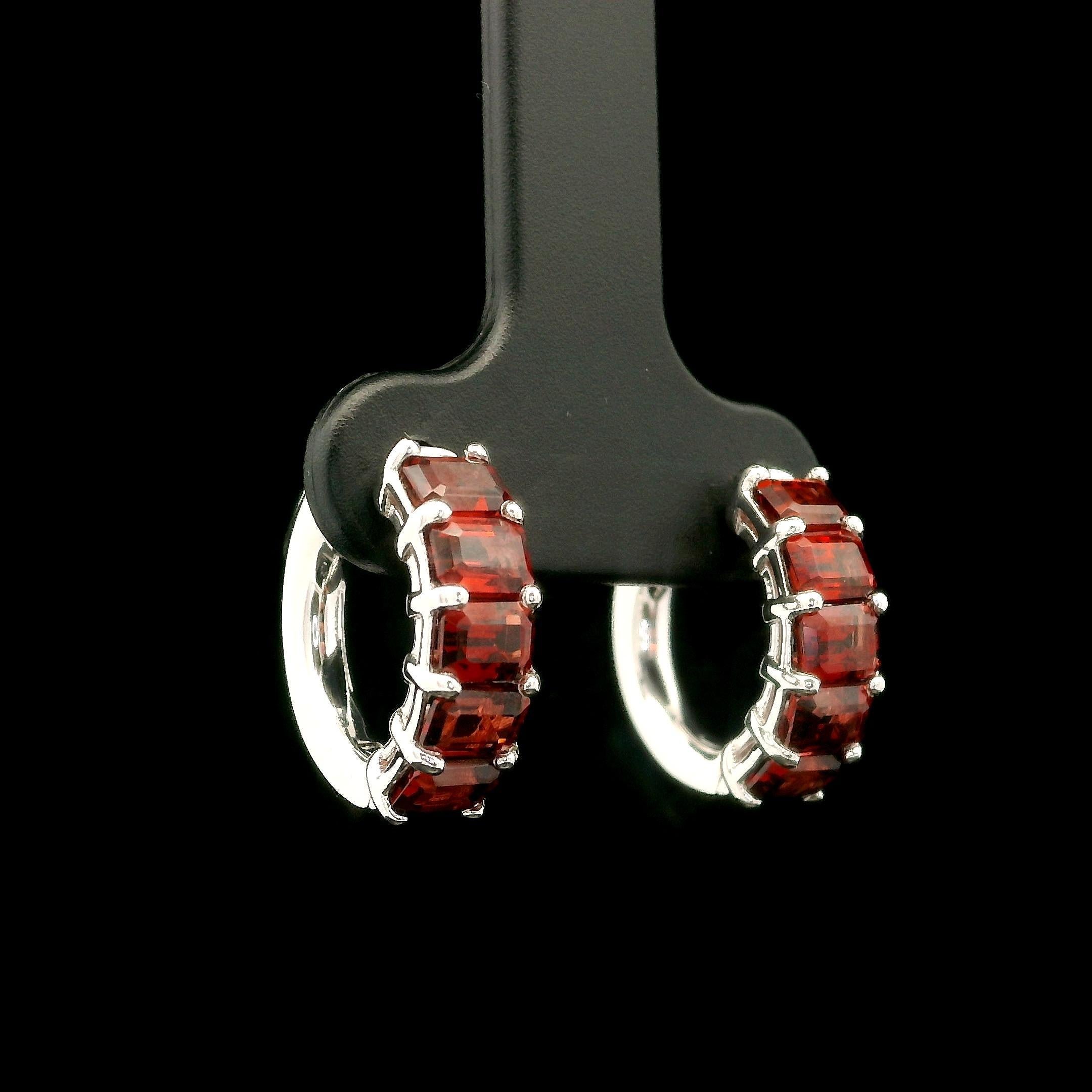 New Custom 14k White Gold 2.85ctw Garnet Huggie Earrings w/ Fancy Push Button en vente 7