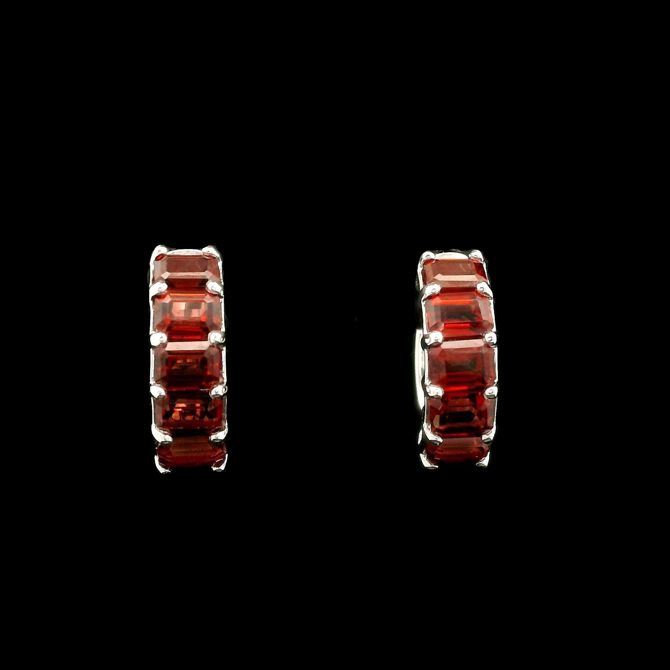 --Pierre(s) :...
(10) Grenats naturels authentiques - taille émeraude - sertis - couleur riche - 2.85 (exact)

MATERIAL : Or blanc massif 14k
Poids : 4,6 grammes
Support : Poteau avec bouton-poussoir fantaisie (des oreilles percées sont