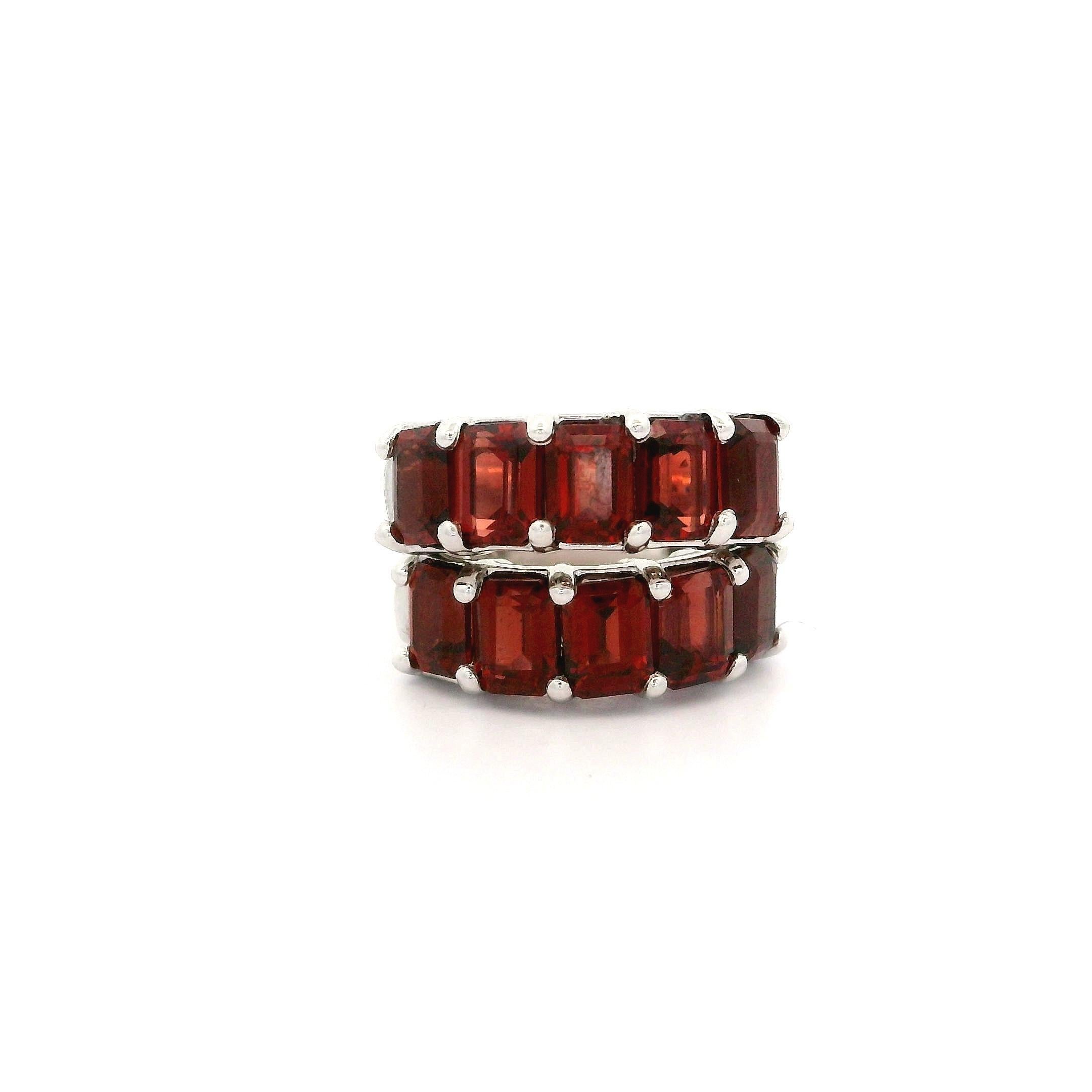 New Custom 14k White Gold 2.85ctw Garnet Huggie Earrings w/ Fancy Push Button Neuf - En vente à Montclair, NJ
