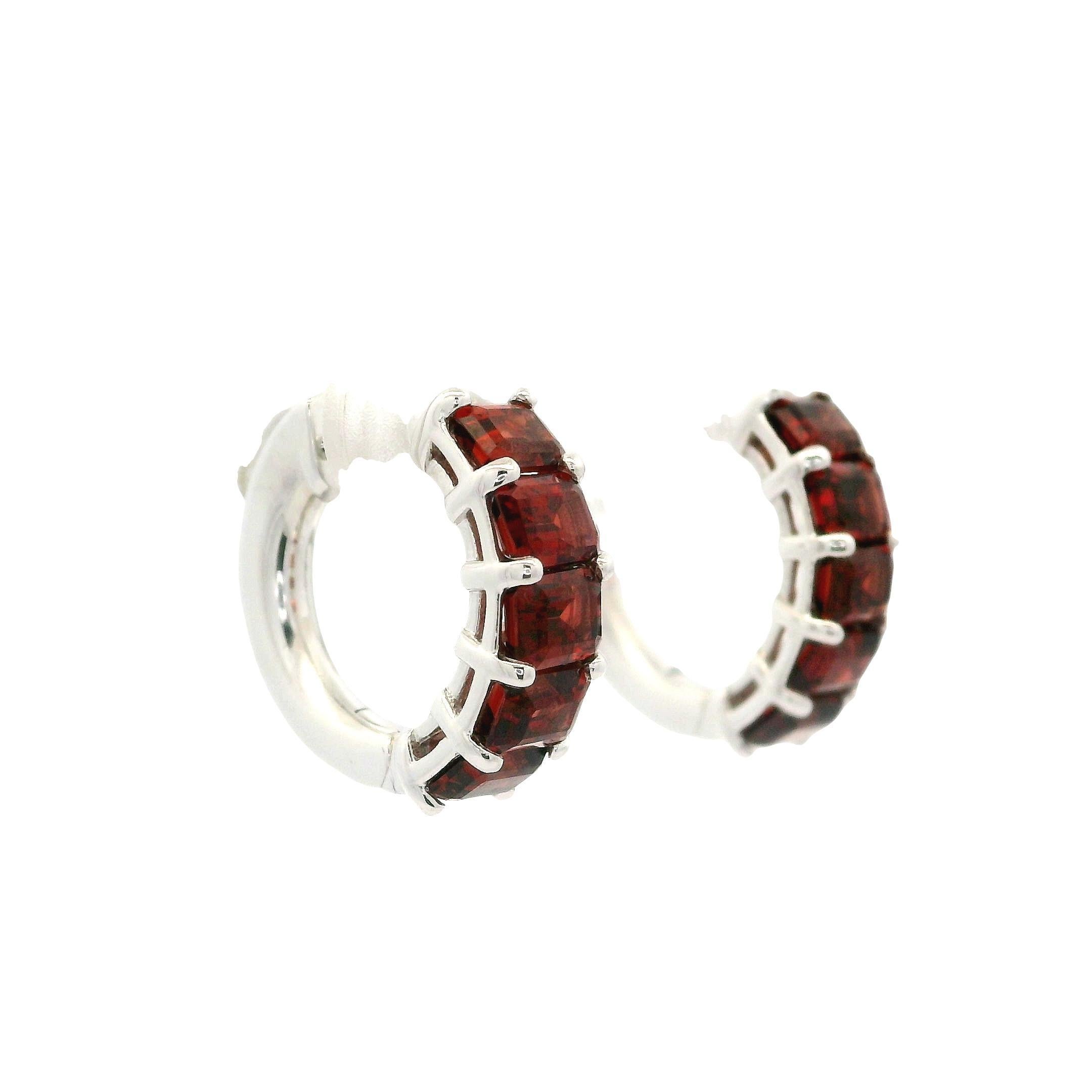 New Custom 14k White Gold 2.85ctw Garnet Huggie Earrings w/ Fancy Push Button en vente 2