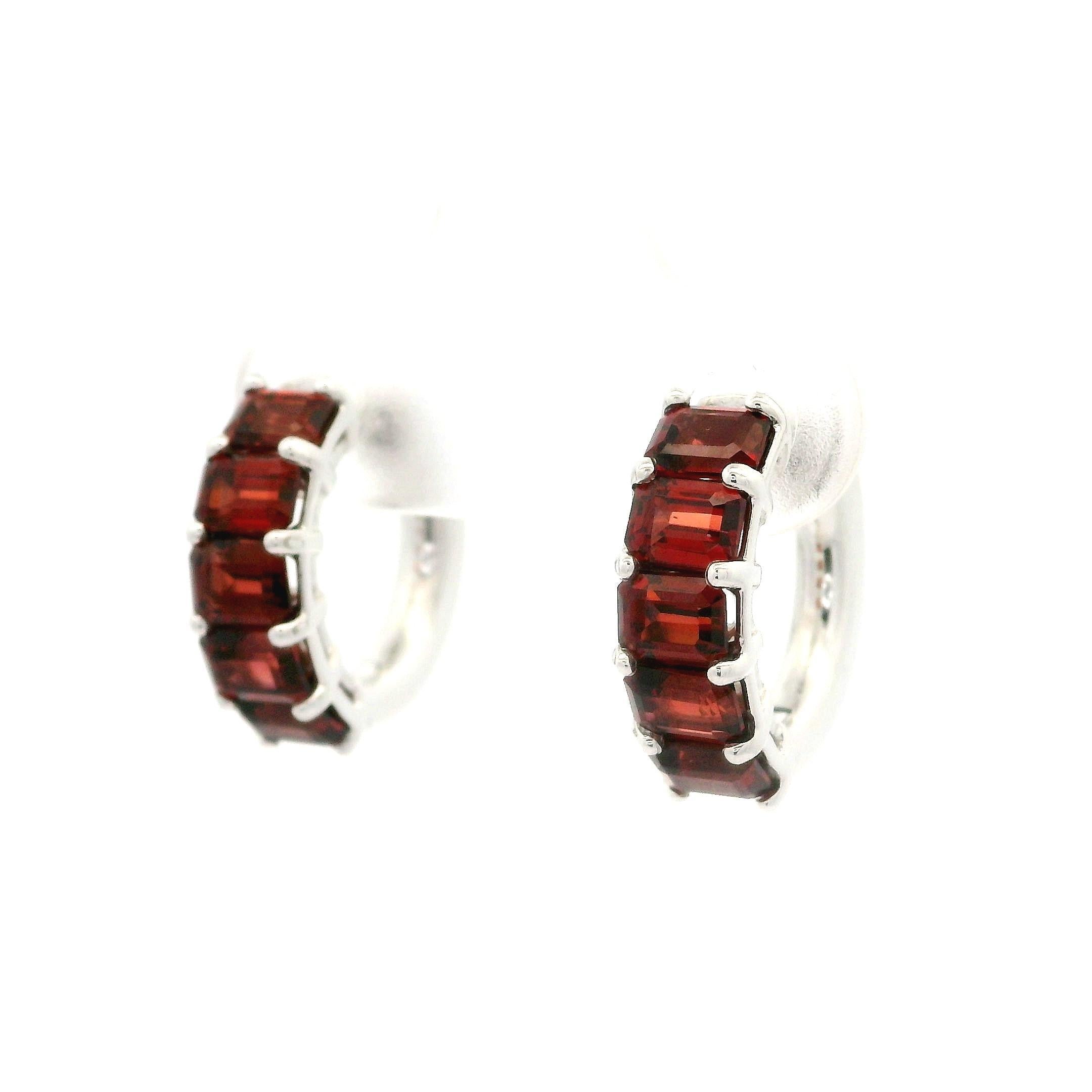 New Custom 14k White Gold 2.85ctw Garnet Huggie Earrings w/ Fancy Push Button en vente 3