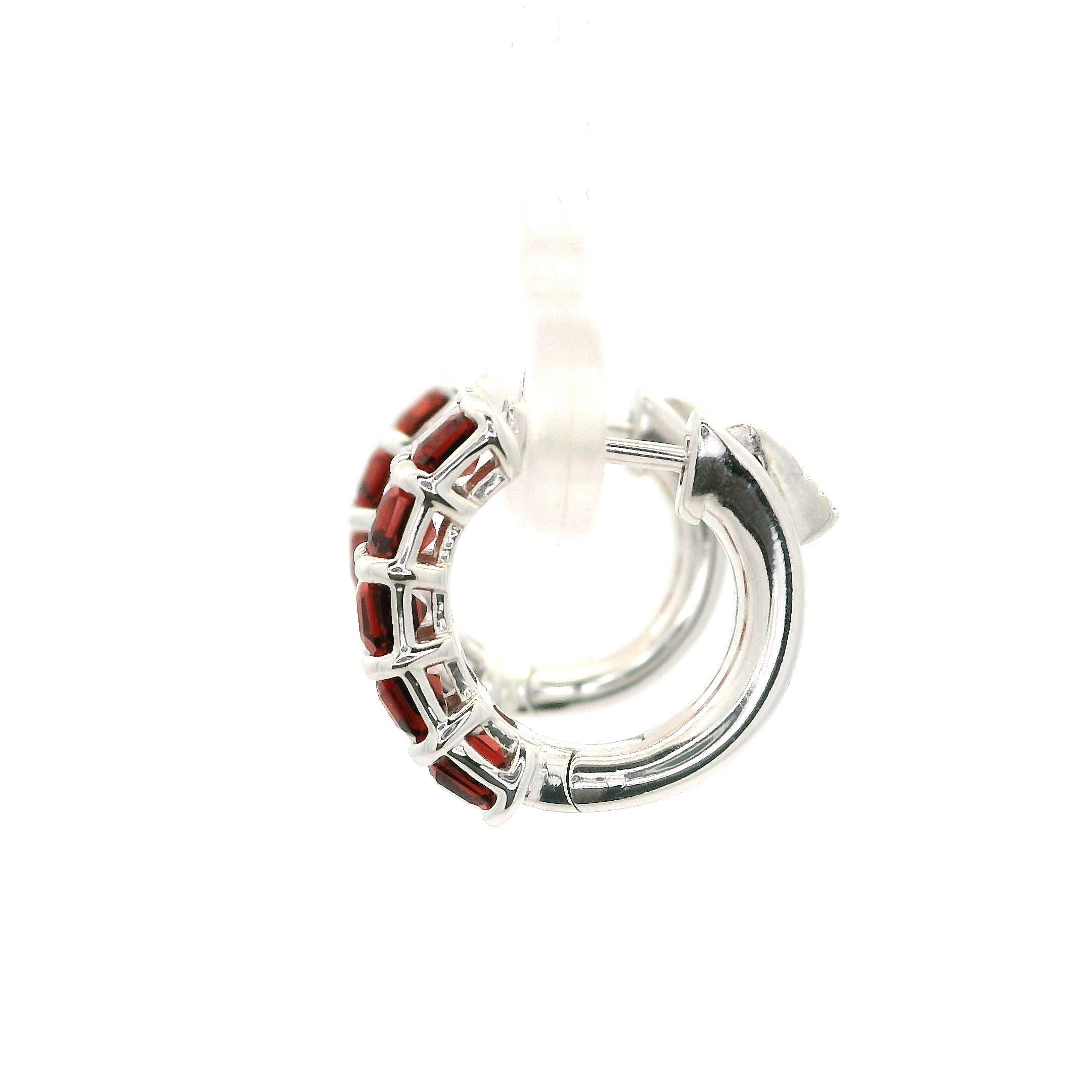 New Custom 14k White Gold 2.85ctw Garnet Huggie Earrings w/ Fancy Push Button en vente 4