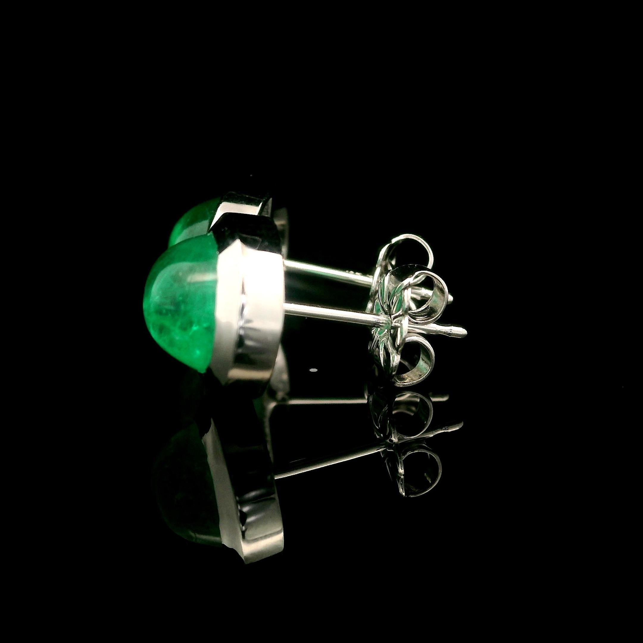 -Pierre(s)
(2) Émeraude véritable naturelle - Cabochon ovale - Serti - Couleur vert pur - 7.9x6.4mm - 3.12ctw (exact)

MATERIAL : Or blanc massif 14k avec des poteaux et des dos en or blanc 18k
Poids : 3.44 grammes
Support : Poteau avec fermoir