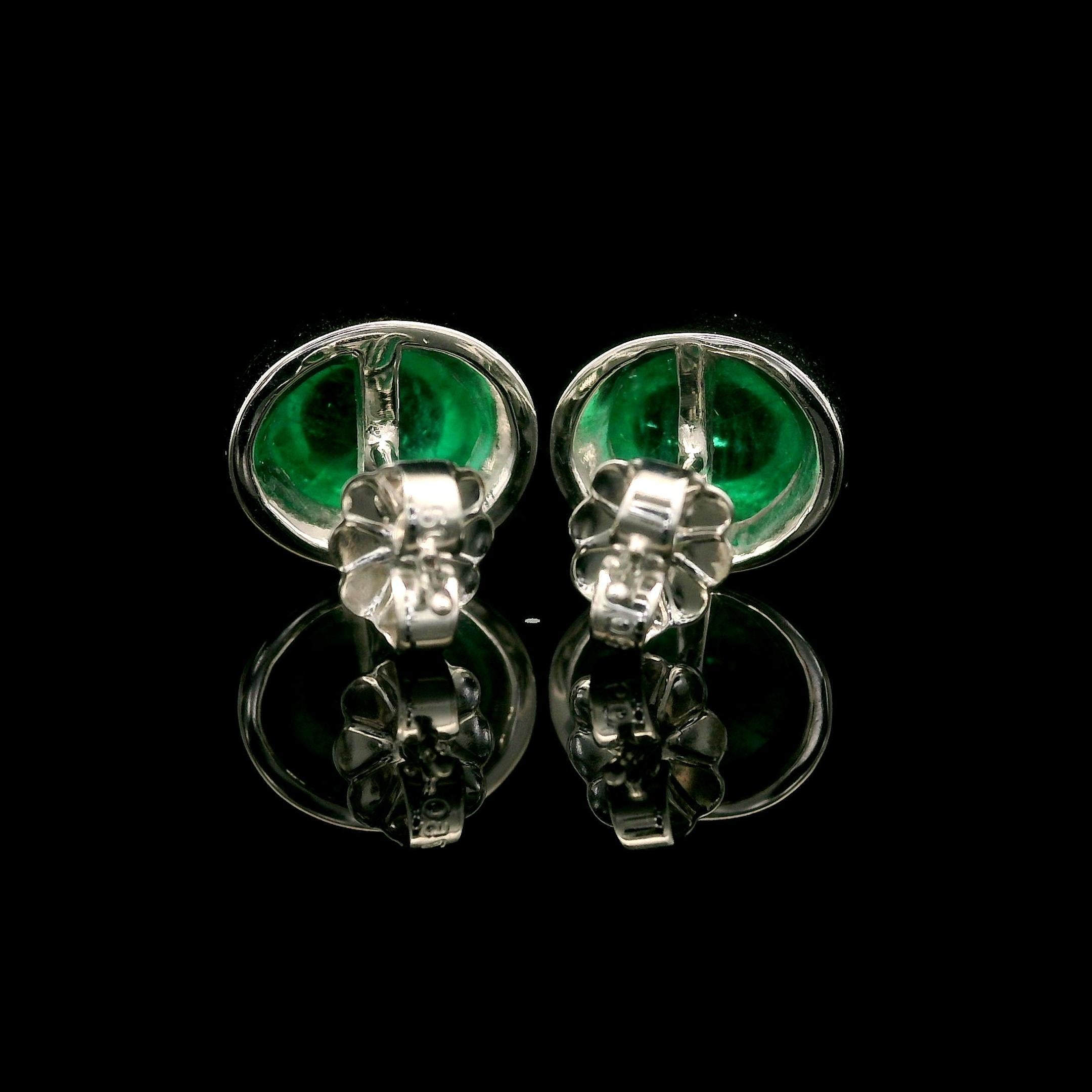 Taille cabochon Clous d'oreilles sur mesure en or blanc 14 carats avec cabochon ovale et émeraude cabochon 3,12 ctw en vente