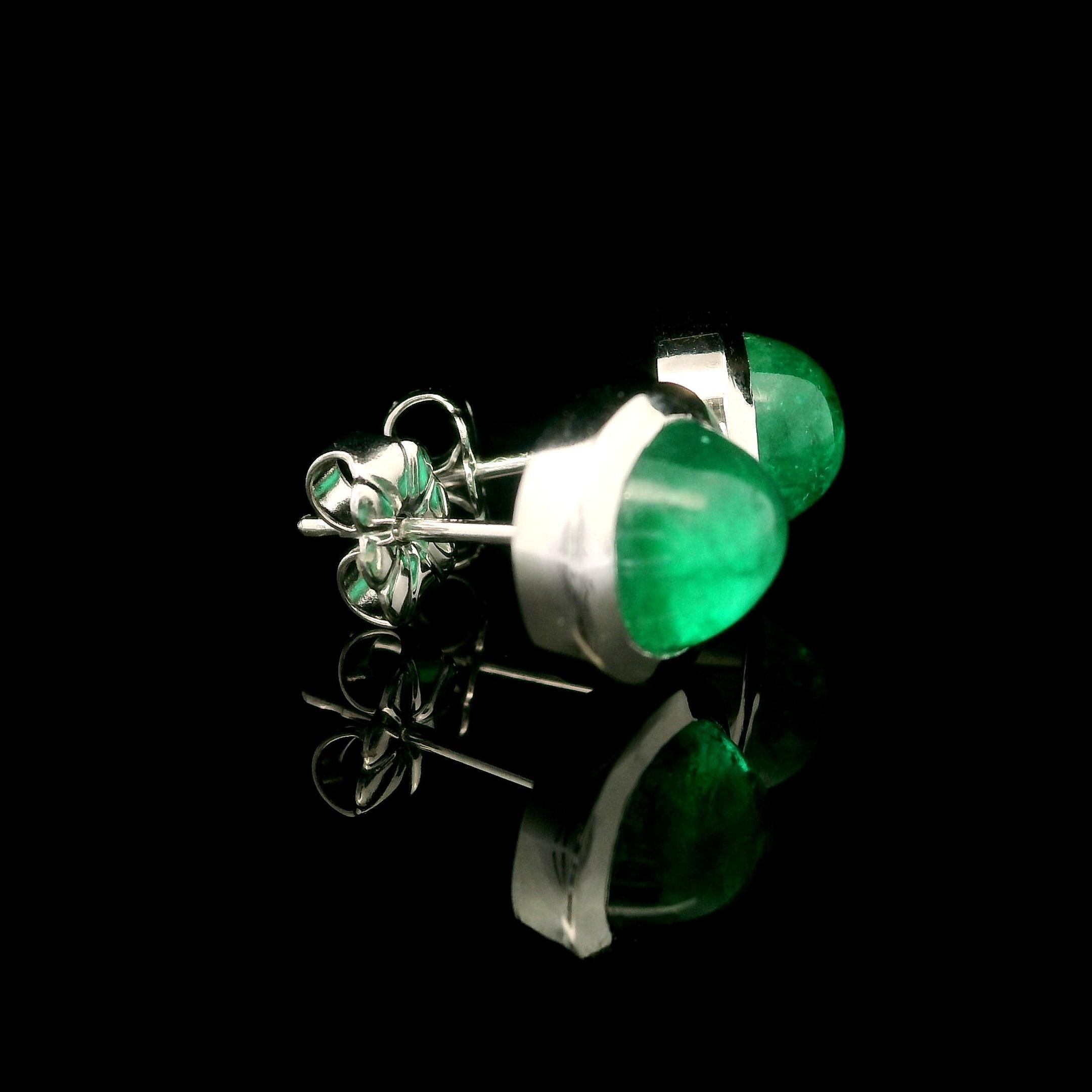 Clous d'oreilles sur mesure en or blanc 14 carats avec cabochon ovale et émeraude cabochon 3,12 ctw Neuf - En vente à Montclair, NJ