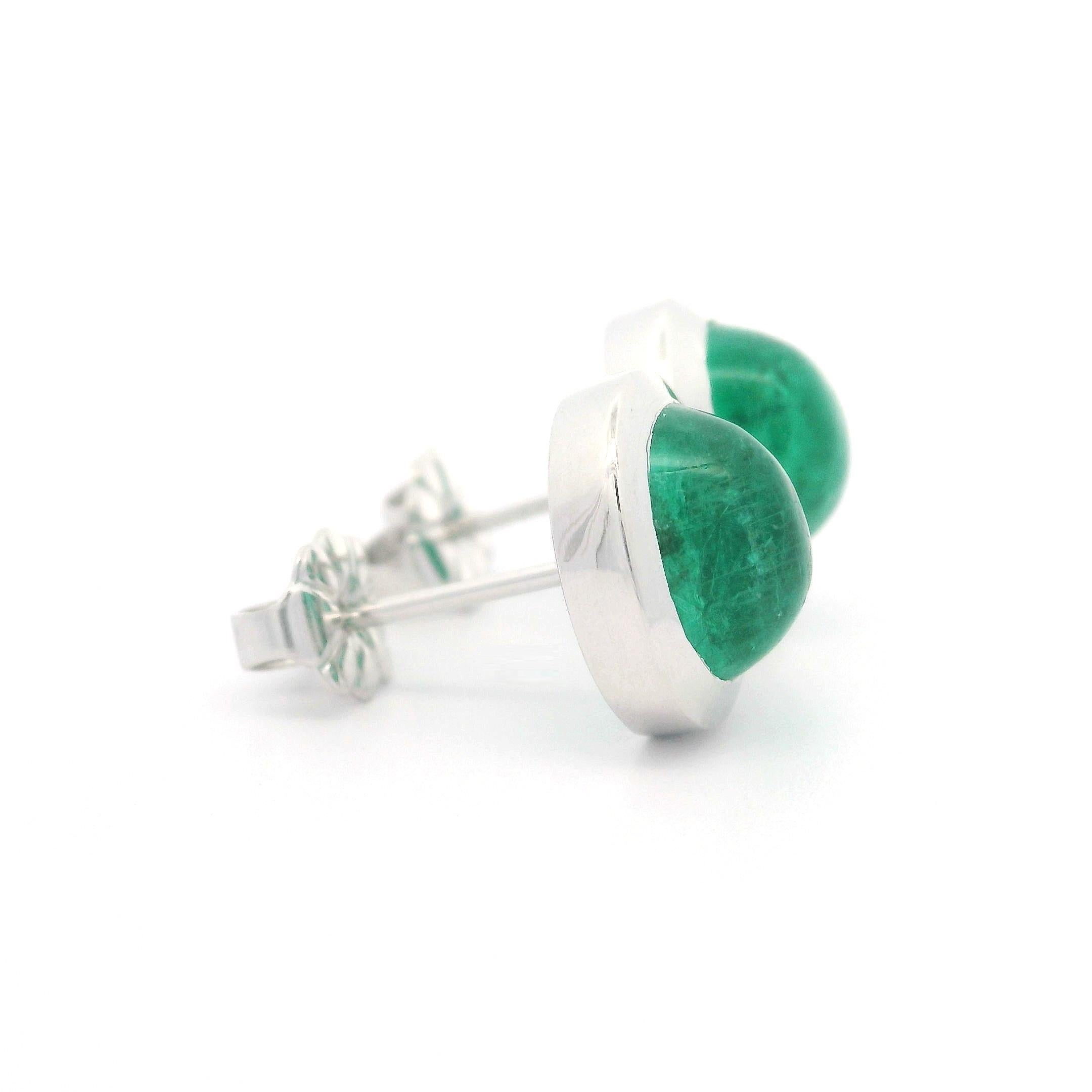Clous d'oreilles sur mesure en or blanc 14 carats avec cabochon ovale et émeraude cabochon 3,12 ctw en vente 1