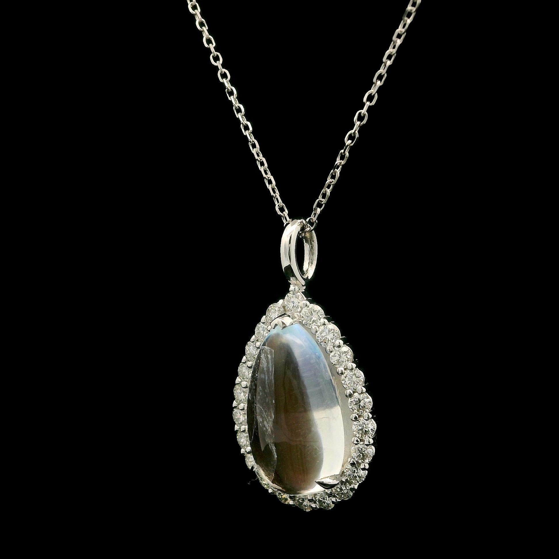 --Pierre(s) :...
(1) Pierre de Lune Naturelle Véritable - Taille Cabochon Poire - Serti - Couleur Bleue - 14x8.5mm - 3.97ct (exact)
(22) Diamants naturels authentiques - taille ronde brillante - sertis - couleur F/G - pureté VS1/VS2 - 0.46ctw