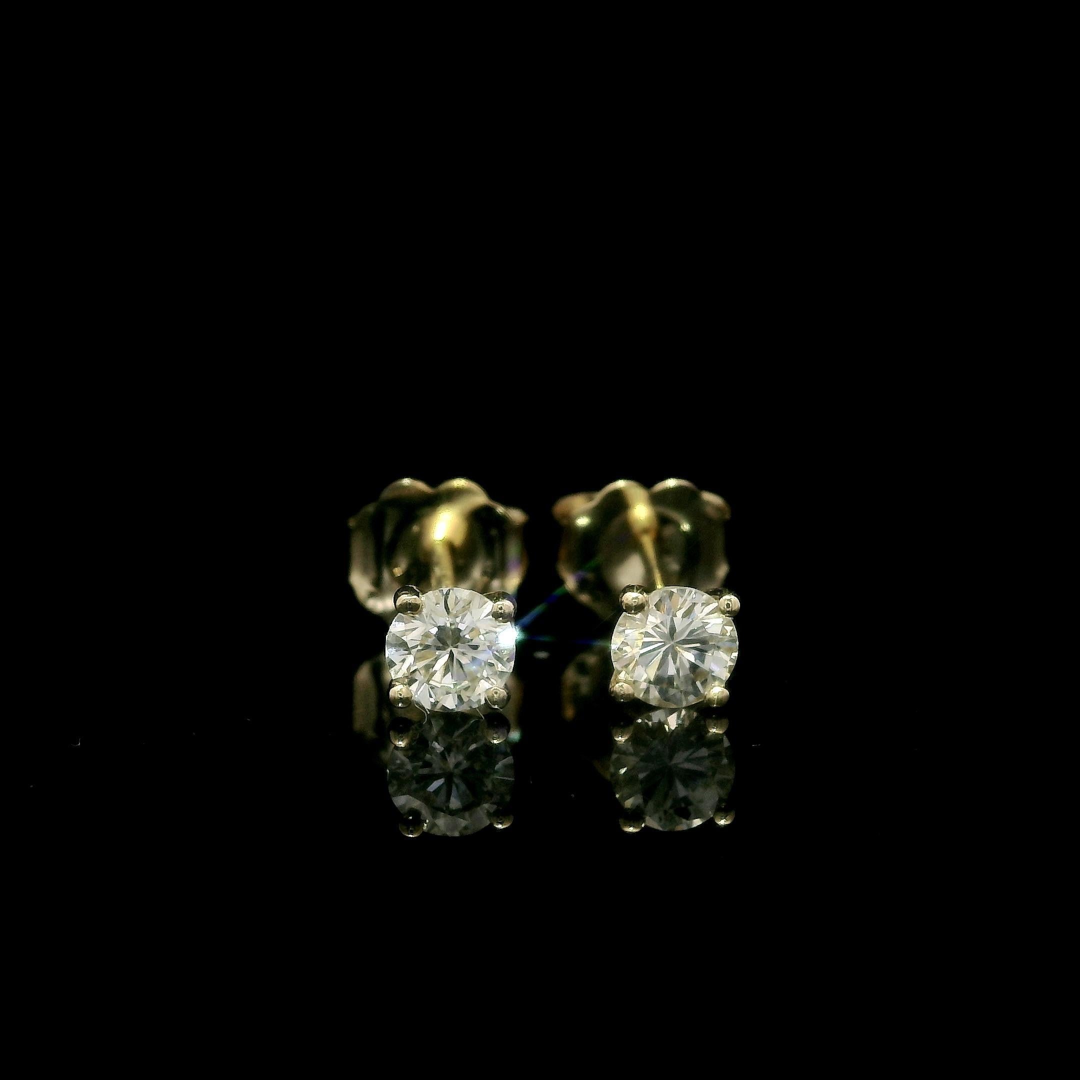 -Pierre(s)
(2) Diamants naturels authentiques - taille ronde et brillante - serti à 4 branches - Brilliante classique - couleur H/I - pureté VS2/SI1 - 0,42ctw (exact)

MATERIAL : Or jaune 14k massif
Poids : 0,6 grammes
Dos : Dos de poteau avec