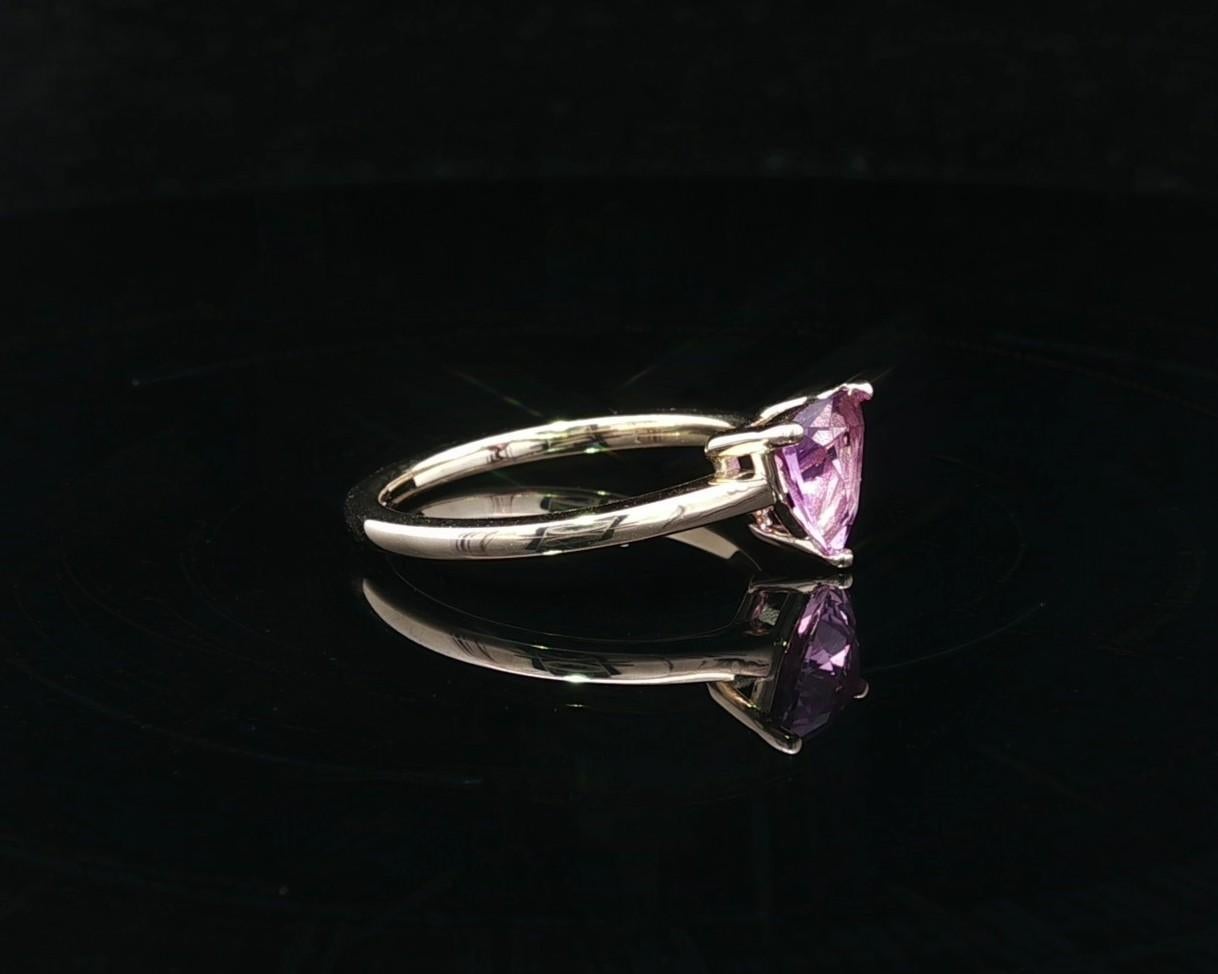 --Piedra(s):--
(1) Espinela auténtica natural - talla trillón - engastada - color vivo vibrante - color púrpura rosáceo - 1,35 ct (aprox.)

Material: Oro amarillo macizo de 14 quilates
Peso: 2.73 gramos
Tamaño del anillo: 6.5 (Ajustado en un dedo.