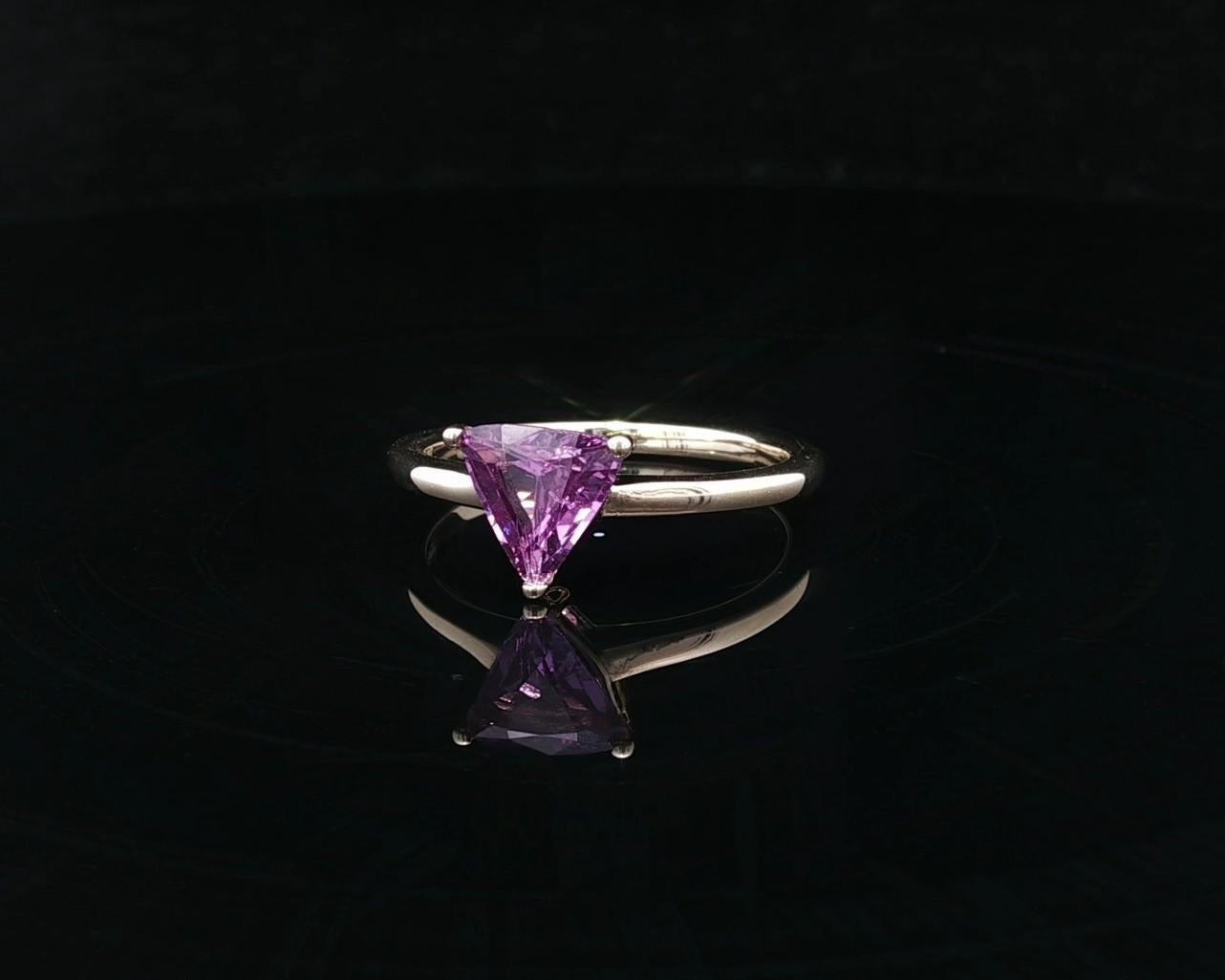 Nuevo anillo solitario de oro amarillo de 14 quilates con 1,35 quilates de trillón de espinela púrpura rosada Corte trillion en venta