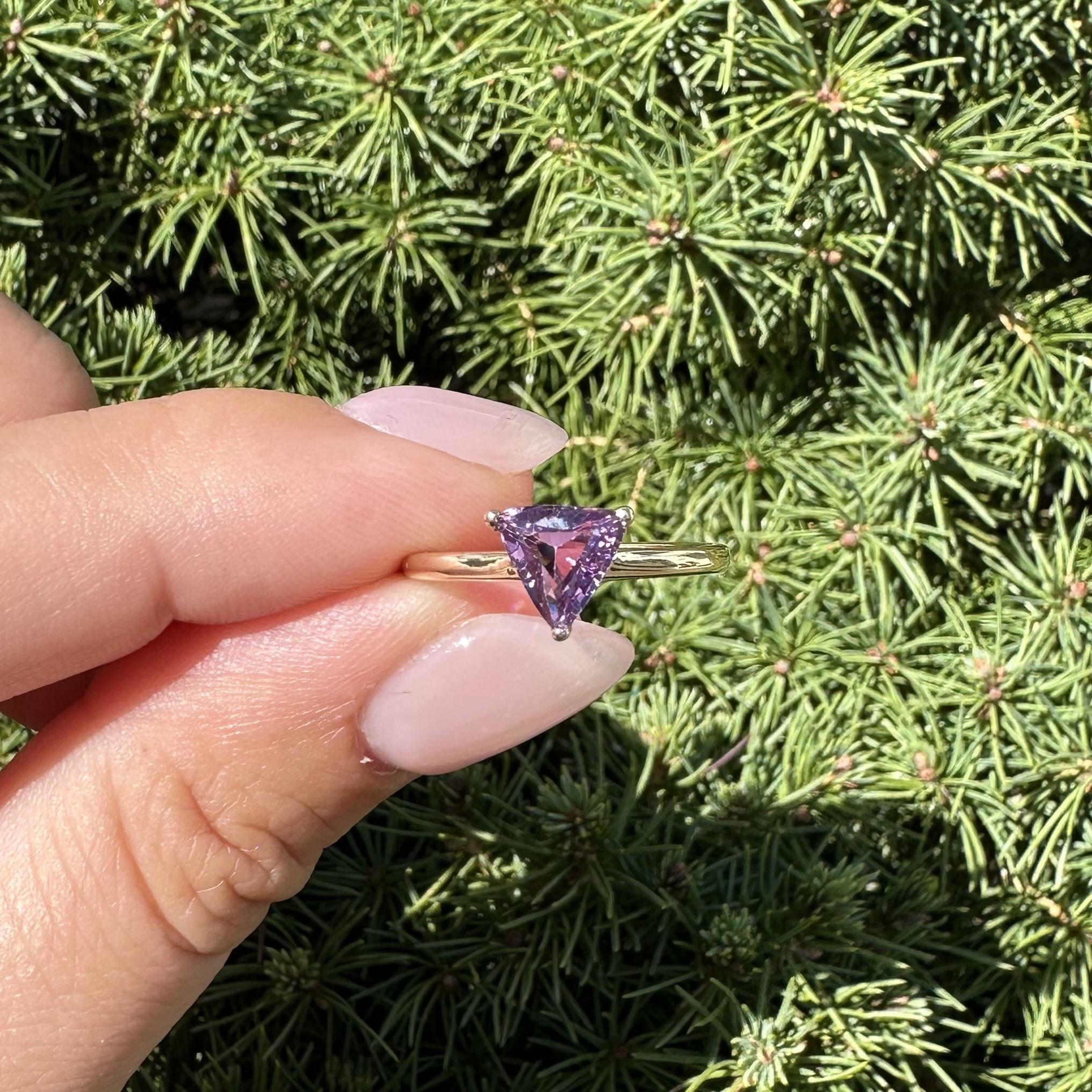 De las mujeres Nuevo anillo solitario de oro amarillo de 14 quilates con 1,35 quilates de trillón de espinela púrpura rosada en venta