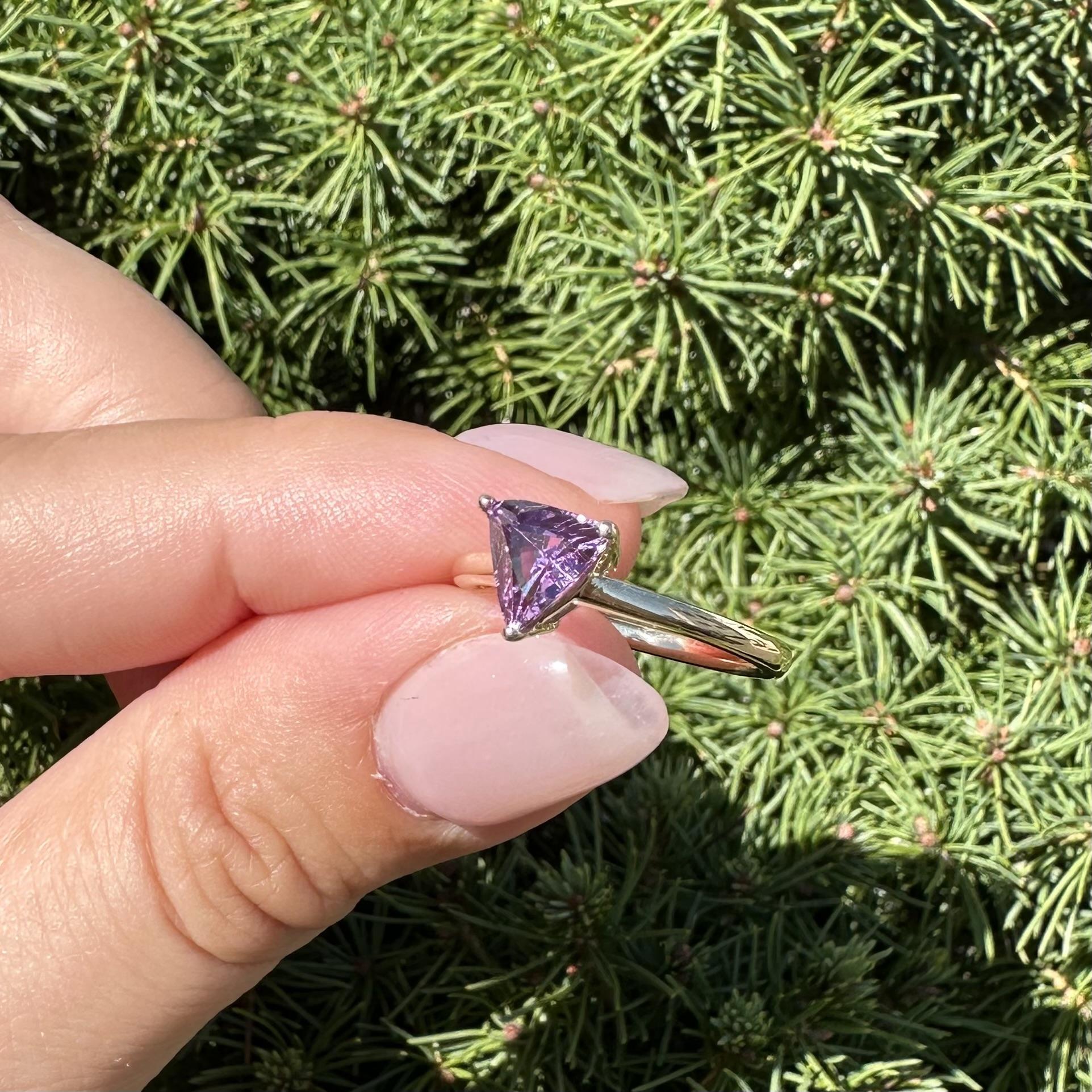 Nuevo anillo solitario de oro amarillo de 14 quilates con 1,35 quilates de trillón de espinela púrpura rosada en venta 1