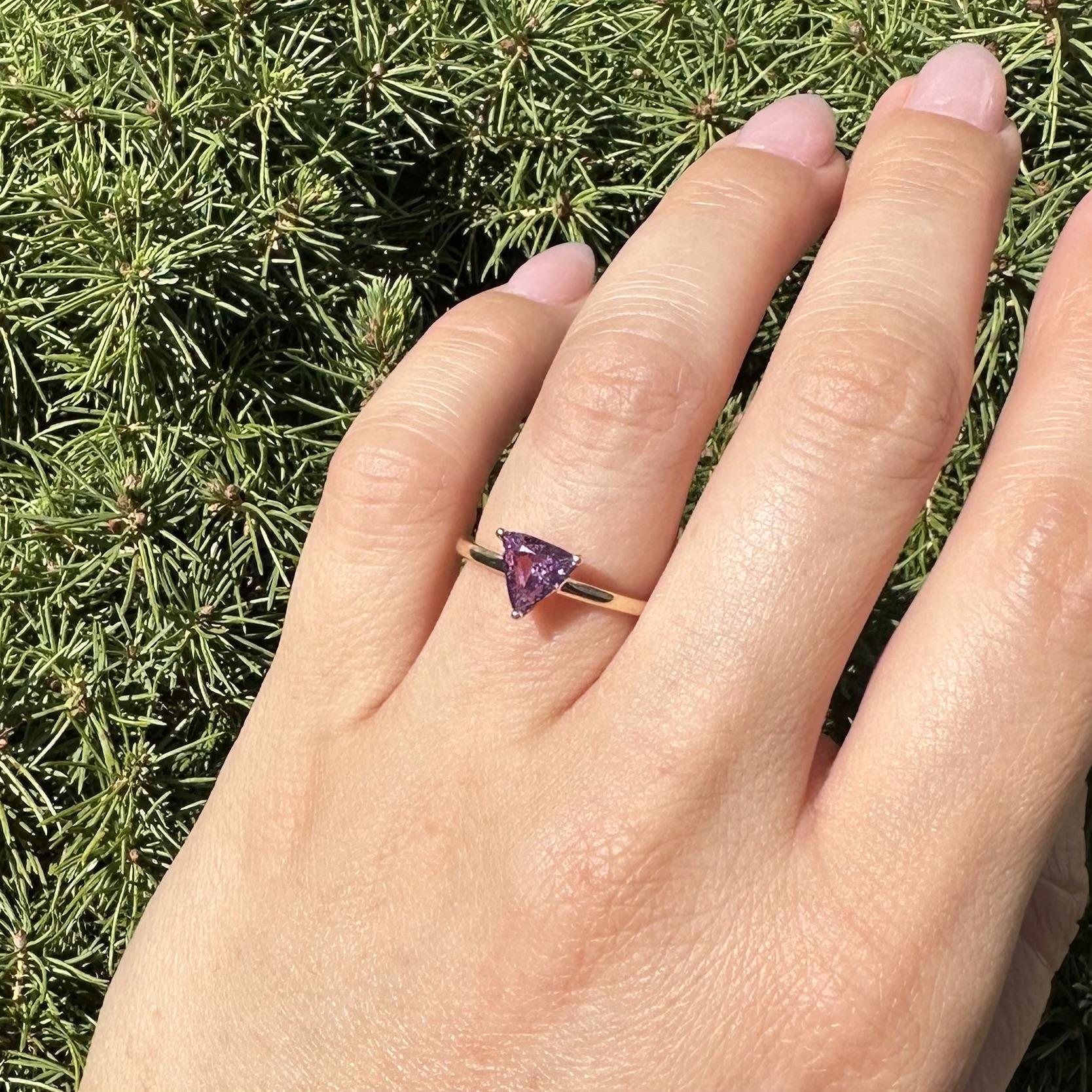 Nuevo anillo solitario de oro amarillo de 14 quilates con 1,35 quilates de trillón de espinela púrpura rosada en venta 2