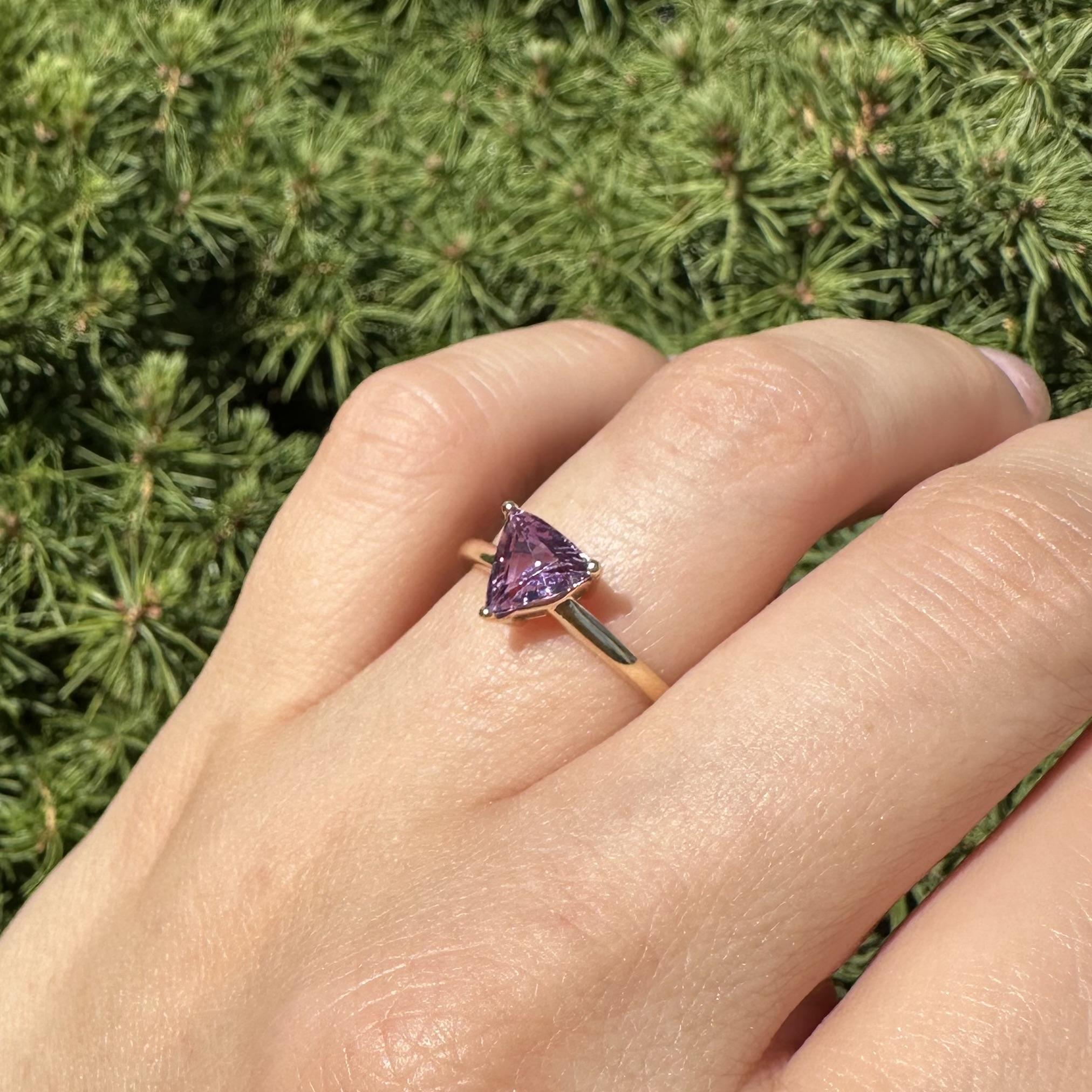Nuevo anillo solitario de oro amarillo de 14 quilates con 1,35 quilates de trillón de espinela púrpura rosada en venta 3