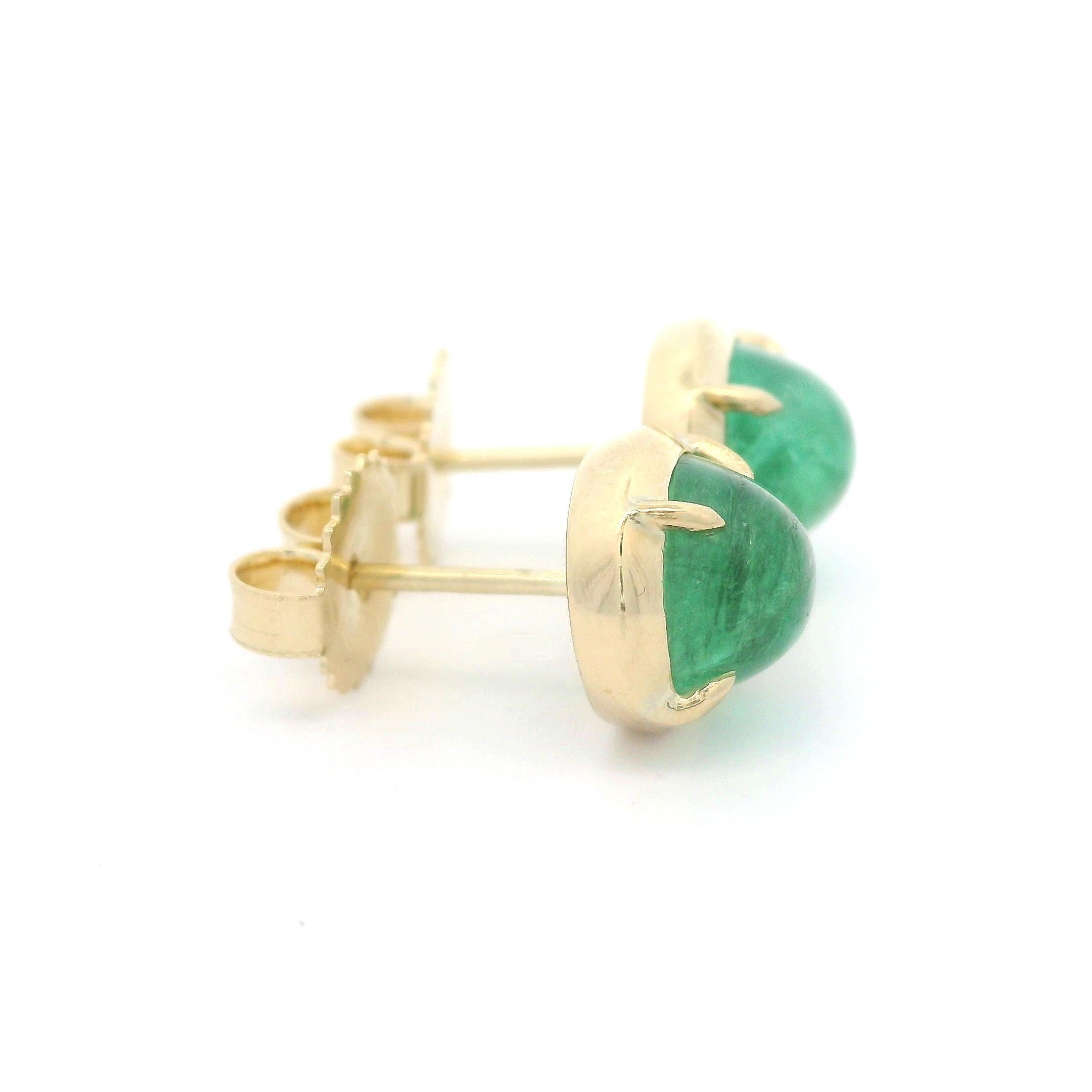-Pierre(s)
(2) Émeraude véritable naturelle - Cabochon ovale - Serti - Couleur vert vif - 6.81 x 7.12mm (approx.) - 2.82ctw (exact)

MATERIAL : Or jaune 14k 
Poids : 2.82 grammes
Support : Poteau avec grand fermoir papillon (des oreilles percées