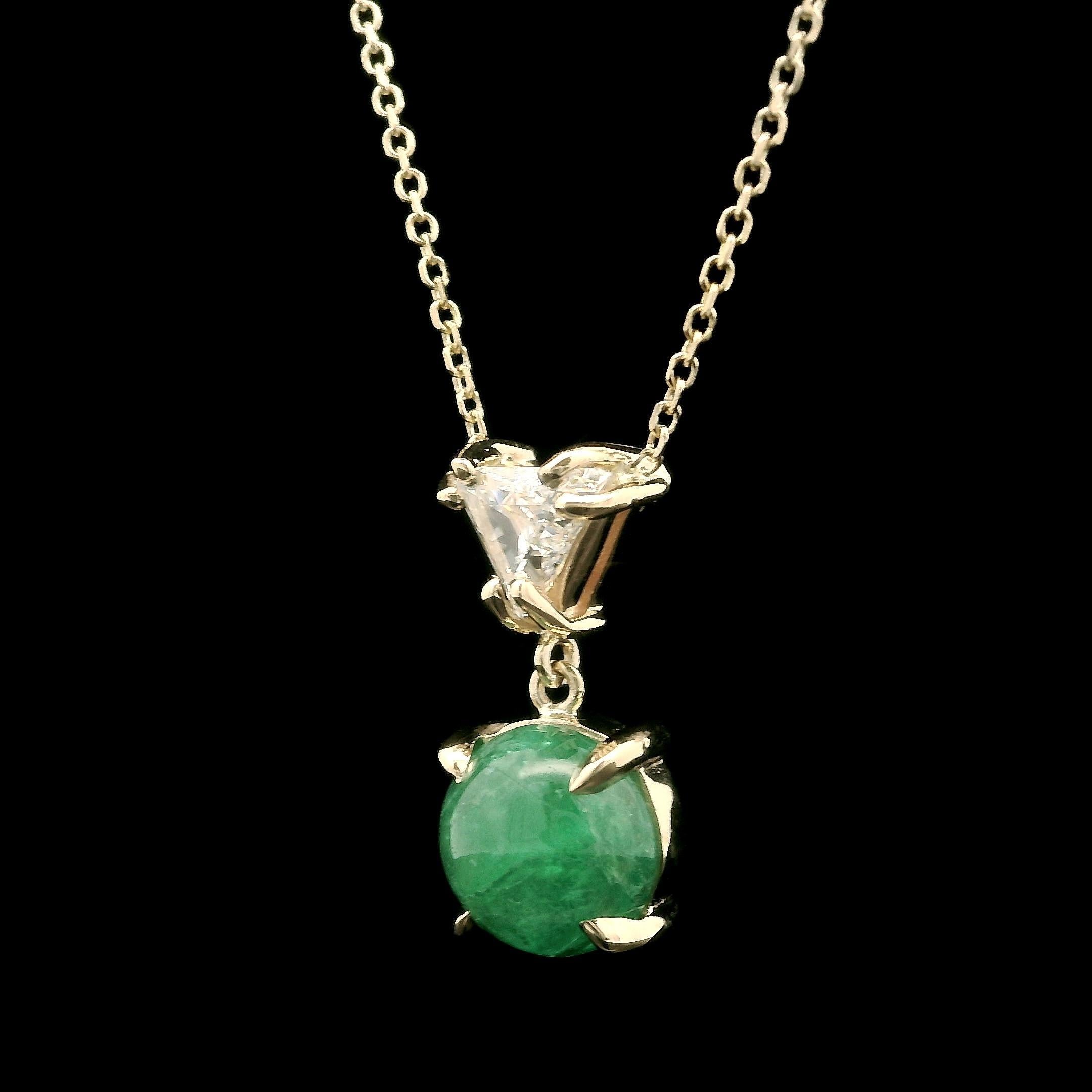 New Custom 1,82ct Cabochon Smaragd & Trillion Diamond Drop Anhänger Halskette im Angebot 1
