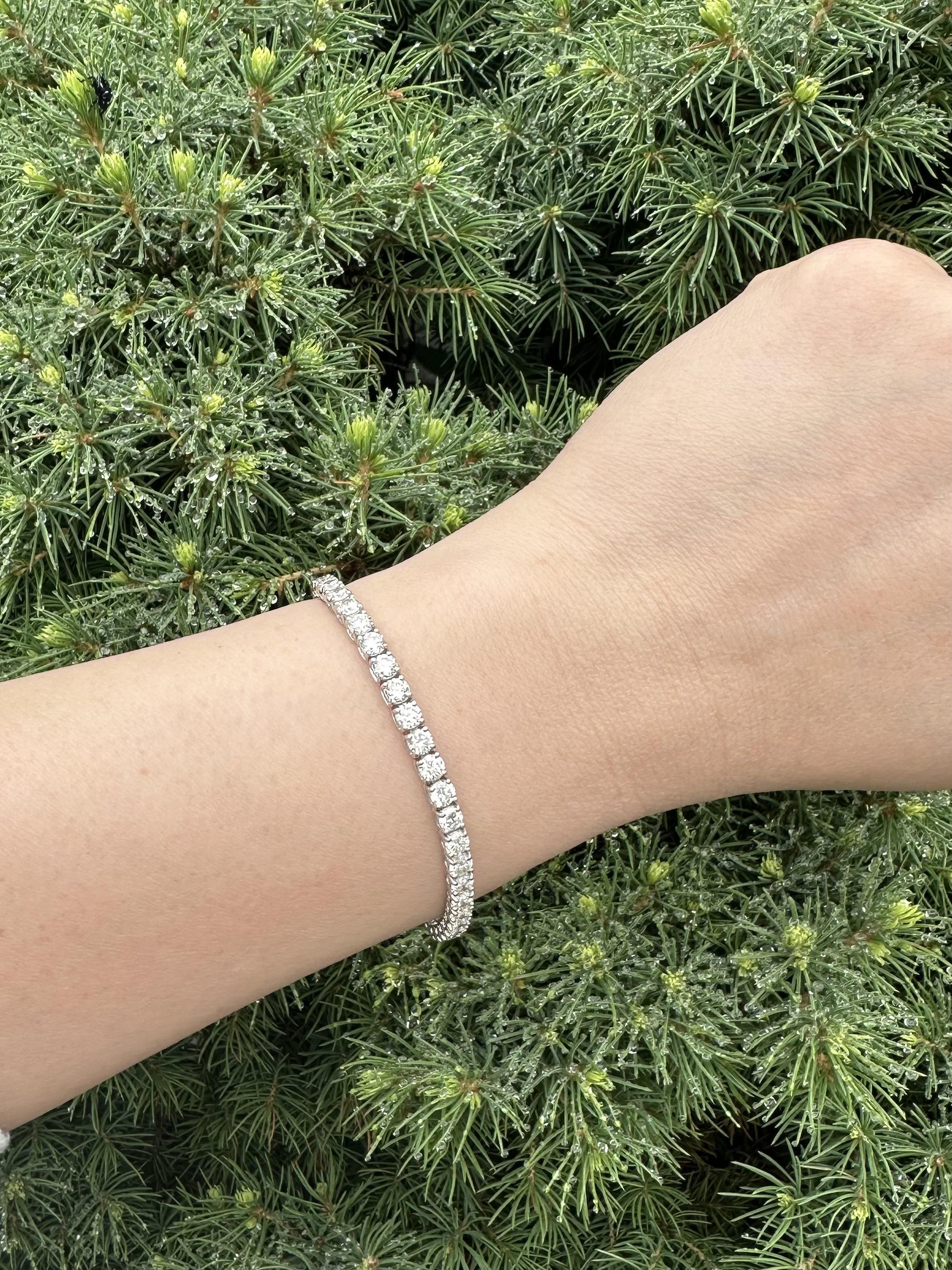 New Custom 18k White Gold 9.07ctw VS Round Diamond Tennis Line Link Bracelet en vente 7