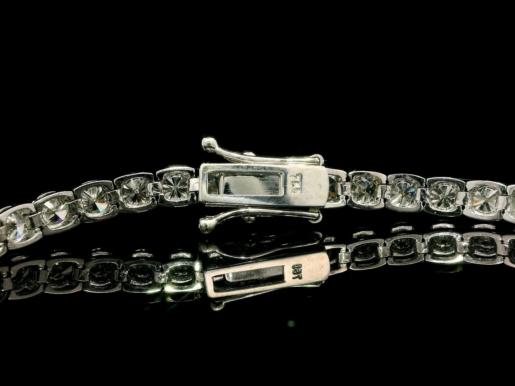 -Pierre(s)
(45) Diamants naturels authentiques - taille ronde et brillante - sertis - couleur H/I - pureté VS1/VS2 - 9,07ctw (exact) 

MATERIAL : Or blanc massif 18k
Poids : 12,96 grammes
Type : Ligne Lien Tennis
Longueur : Mesure 7,25