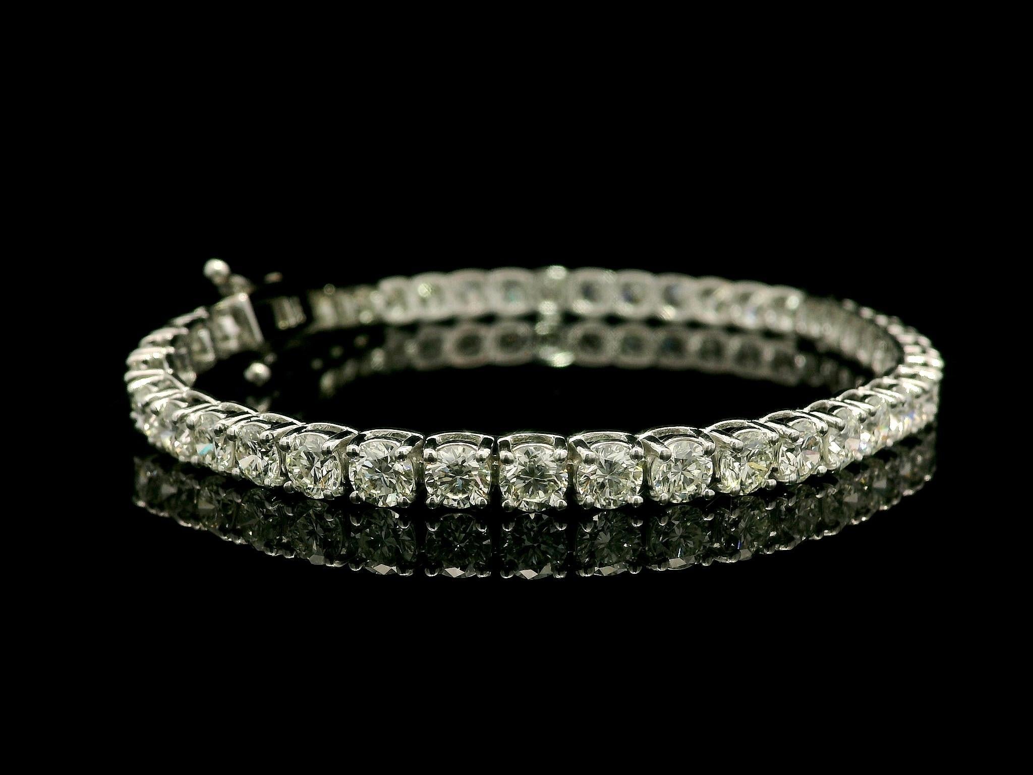 New Custom 18k White Gold 9.07ctw VS Round Diamond Tennis Line Link Bracelet Pour femmes en vente