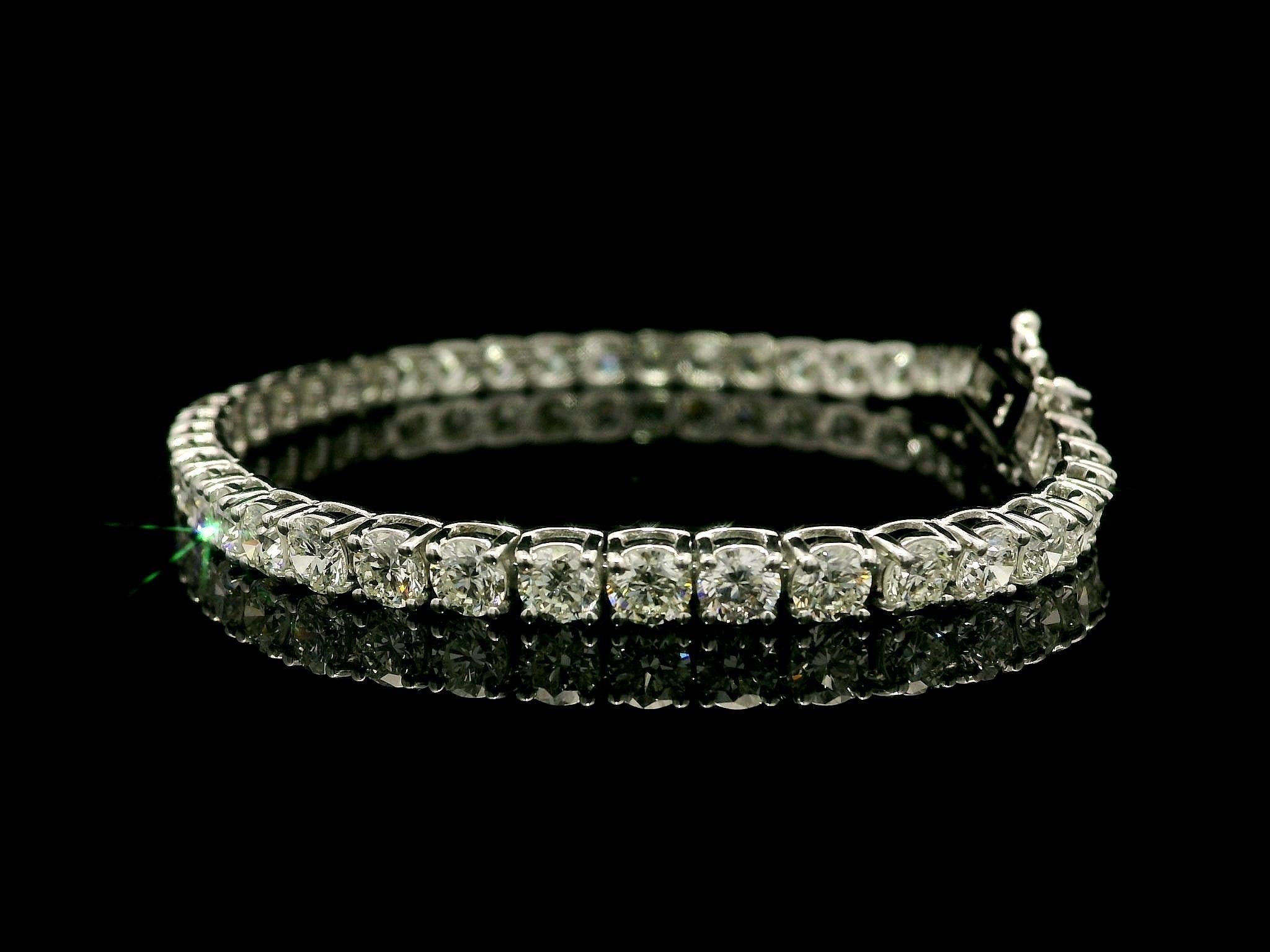 New Custom 18k White Gold 9.07ctw VS Round Diamond Tennis Line Link Bracelet en vente 2