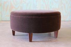 New Custom Designer Brown Mohair Round Ottoman - Toutes les tailles sont disponibles.