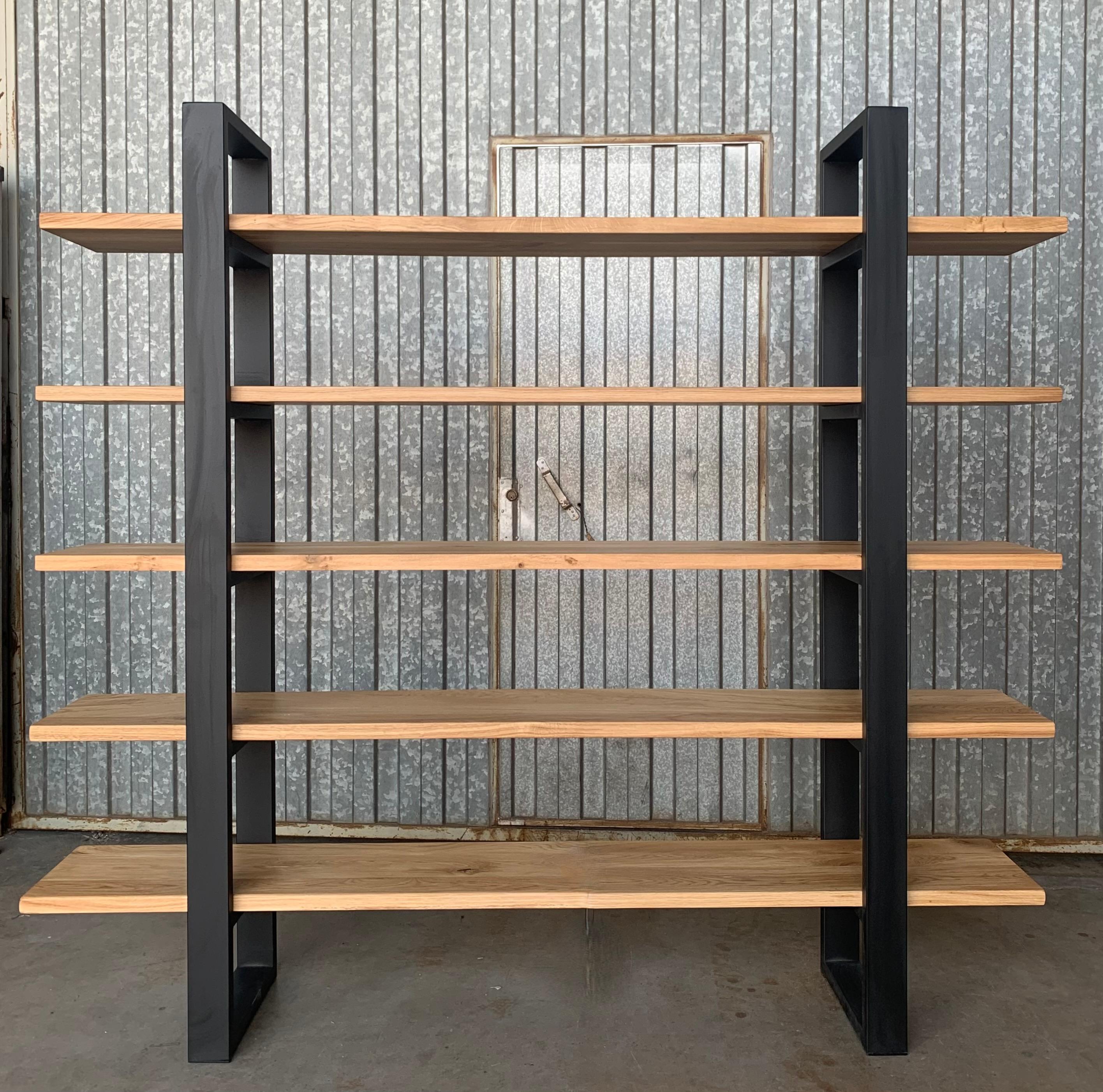New custom etagere with three oak shelves and iron structure

You can choose th dimensions, the colors and the wood.