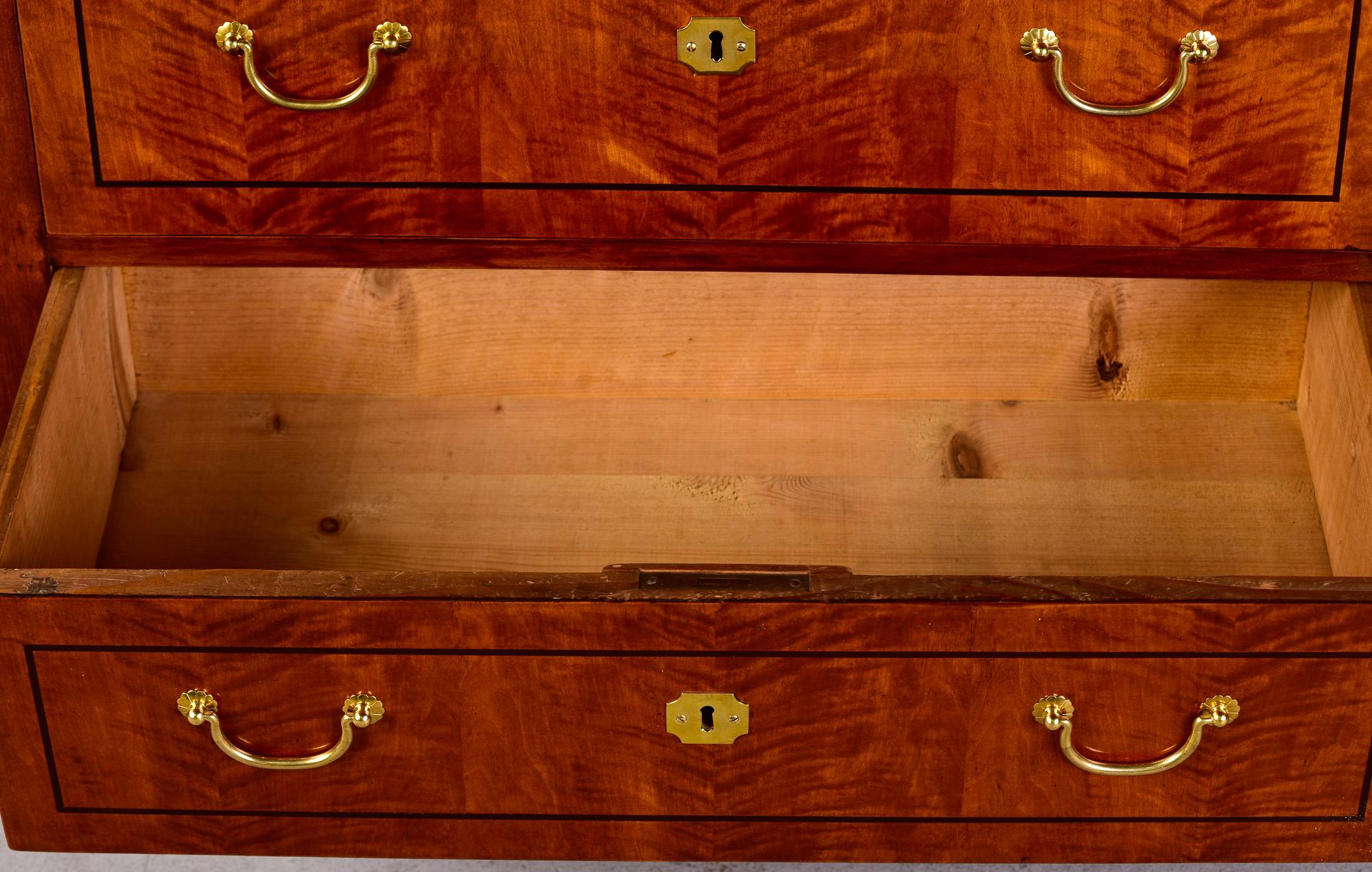 Laiton Nouveau coffre à trois tiroirs en bois de bouleau anglais fabriqué sur-mesure en vente