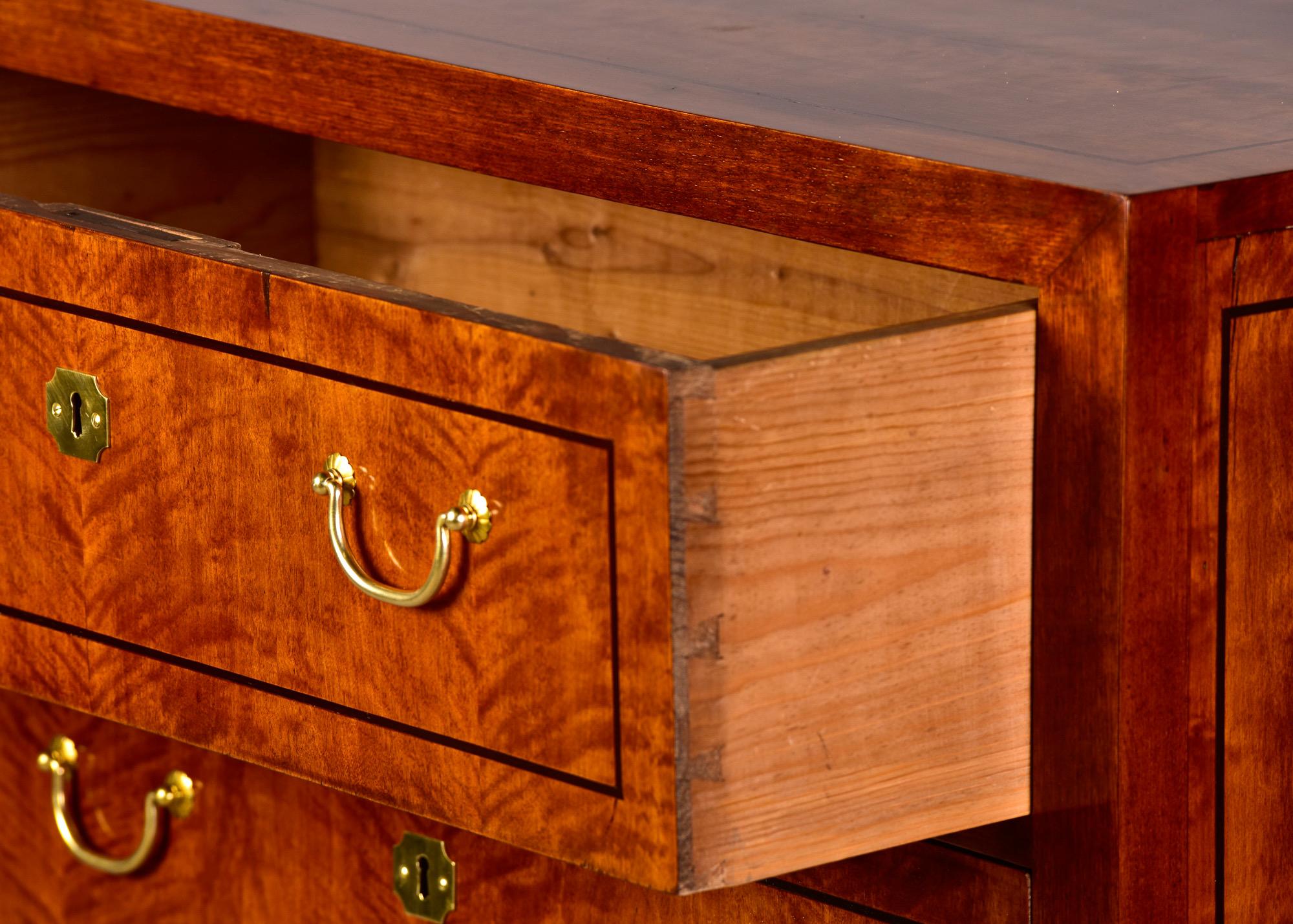 Nouveau coffre à trois tiroirs en bois de bouleau anglais fabriqué sur-mesure en vente 3
