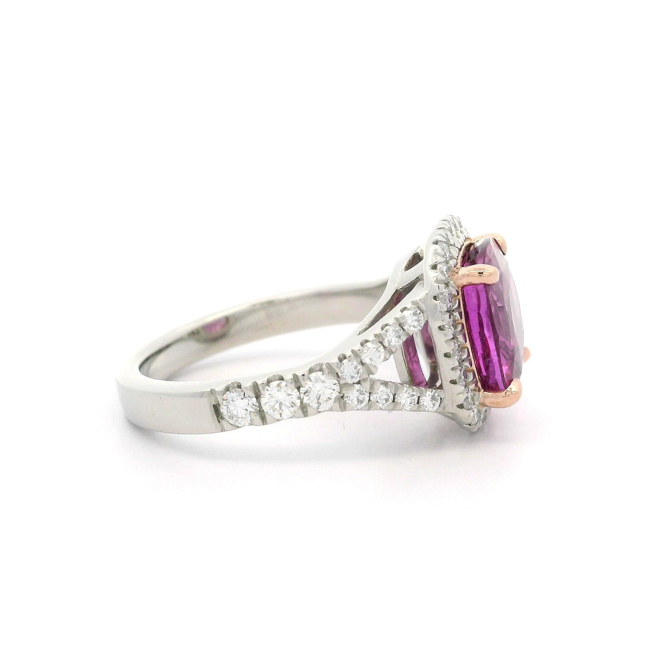 --Piedra(s):--
(1) Zafiro auténtico natural - talla cojín - engastado en garra - color rosa vivo - calentado - limpio - 4,29ct (exacto)
** Ver detalles de certificación a continuación para obtener información completa **
(46) Diamantes auténticos