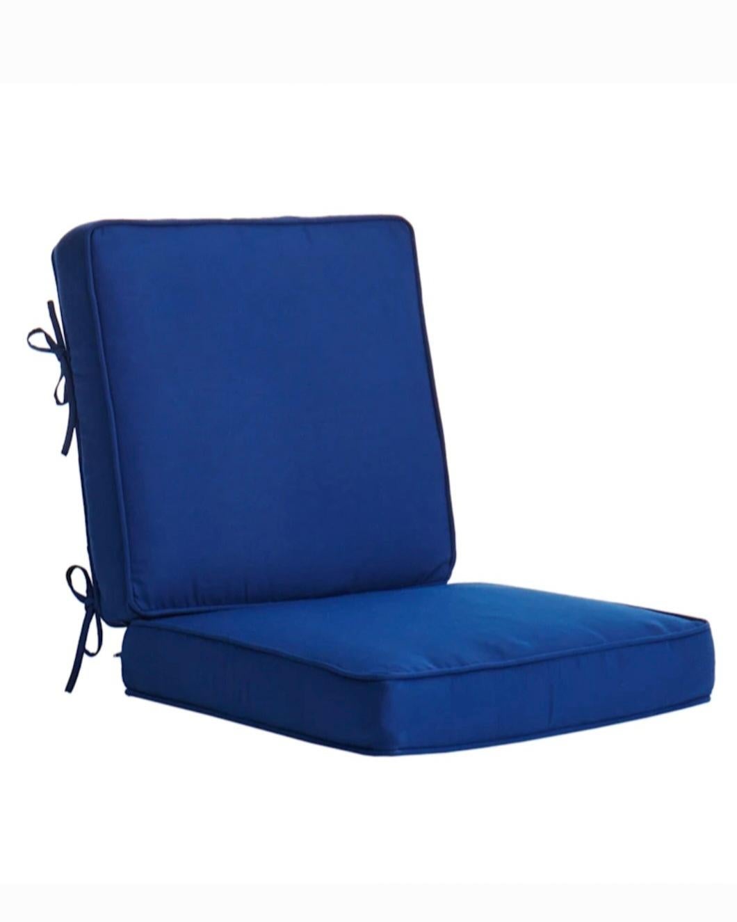 I nuovi cuscini personalizzati per mobili da giardino sono disponibili per il progetto del tuo prossimo cliente. I cuscini imbottiti personalizzati aggiungono stile e interesse a qualsiasi spazio di intrattenimento all'aperto.  Scegli tra un'ampia