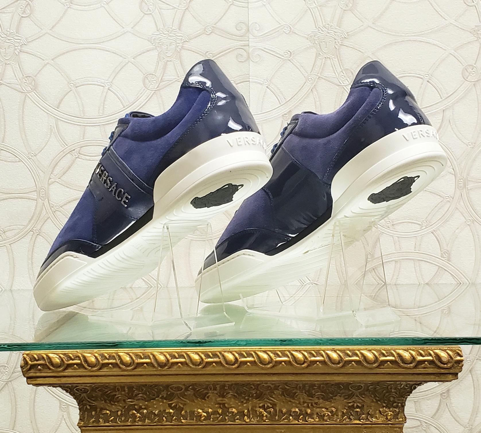 Gris Chaussures neuves en cuir daim bleu foncé avec détails en cuir verni, taille 40 - 7 en vente
