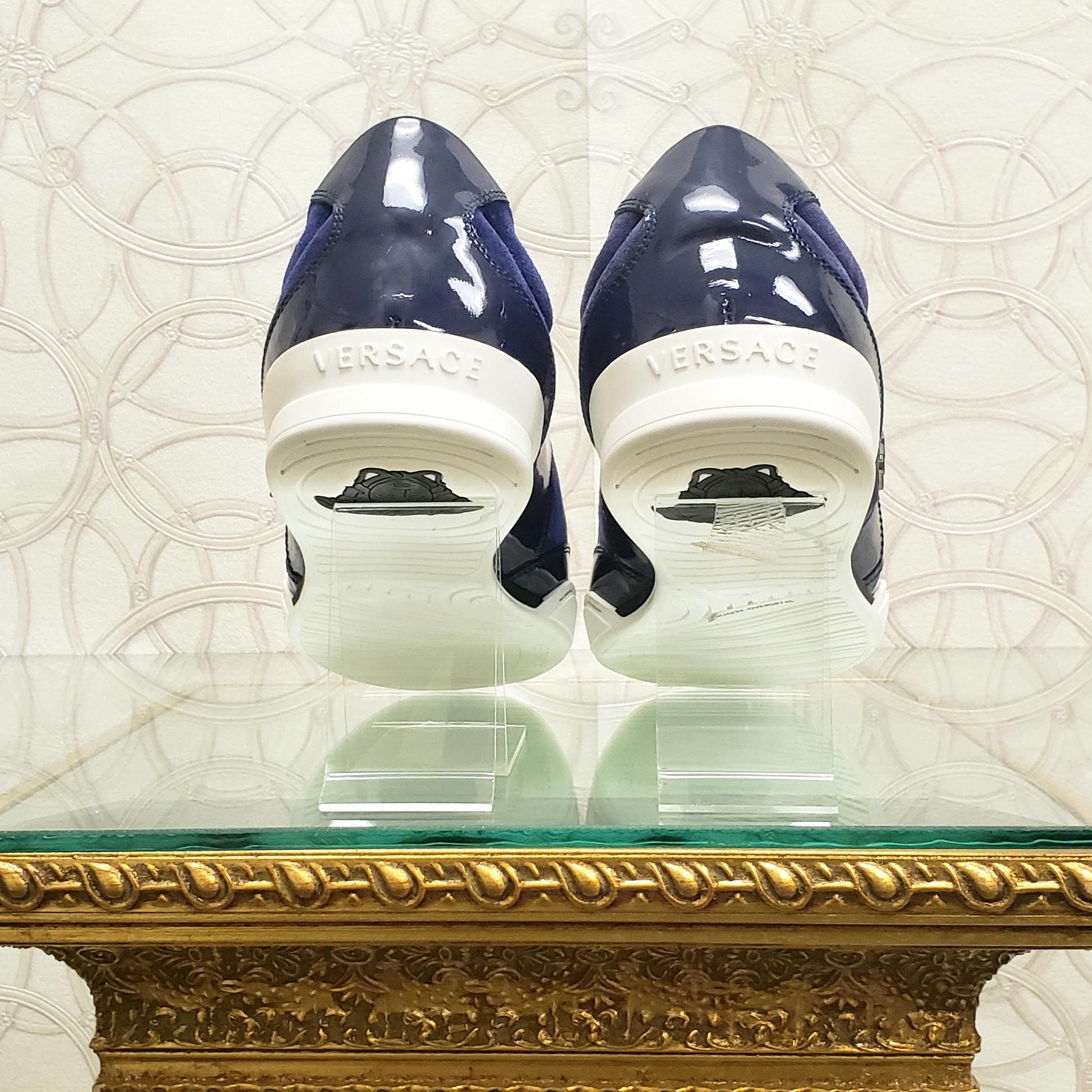 Chaussures neuves en cuir daim bleu foncé avec détails en cuir verni, taille 40 - 7 Neuf - En vente à Montgomery, TX