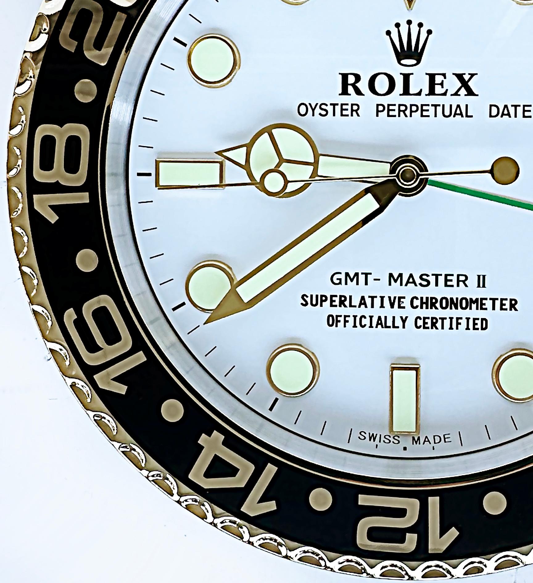 New Dealer's Oyster Perpetual Advertising Rolex Wall Clock,  Alimenté par batterie

Nous proposons à la vente une remarquable horloge murale Rolex neuve dans sa boîte, représentant une montre-bracelet suisse à huître et date perpétuelle, avec