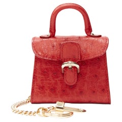 Neu DELVAUX Brillantrote Straußenledertasche mit goldenem Verschluss und Mikrotasche mit Anhänger