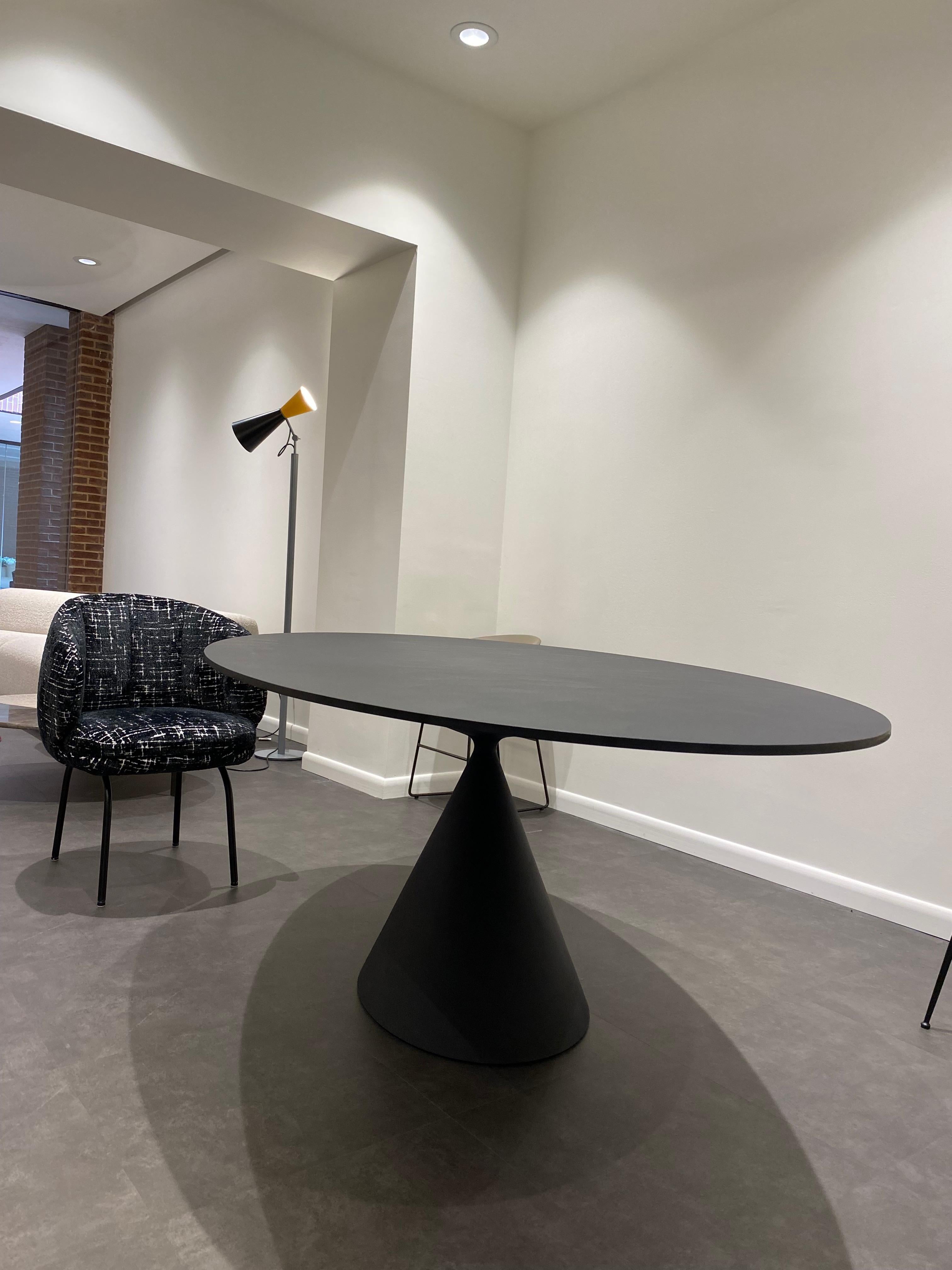 TABLE D'EXTÉRIEUR EN ARGILE Diam.160 

- D66 béton noir/TOP D66 béton noir

Plus qu'une table, une sculpture, une union parfaite de beauté et de proportions harmonieuses. Présenté au Salon du meuble de Milan 2015 et lauréat de différents prix :