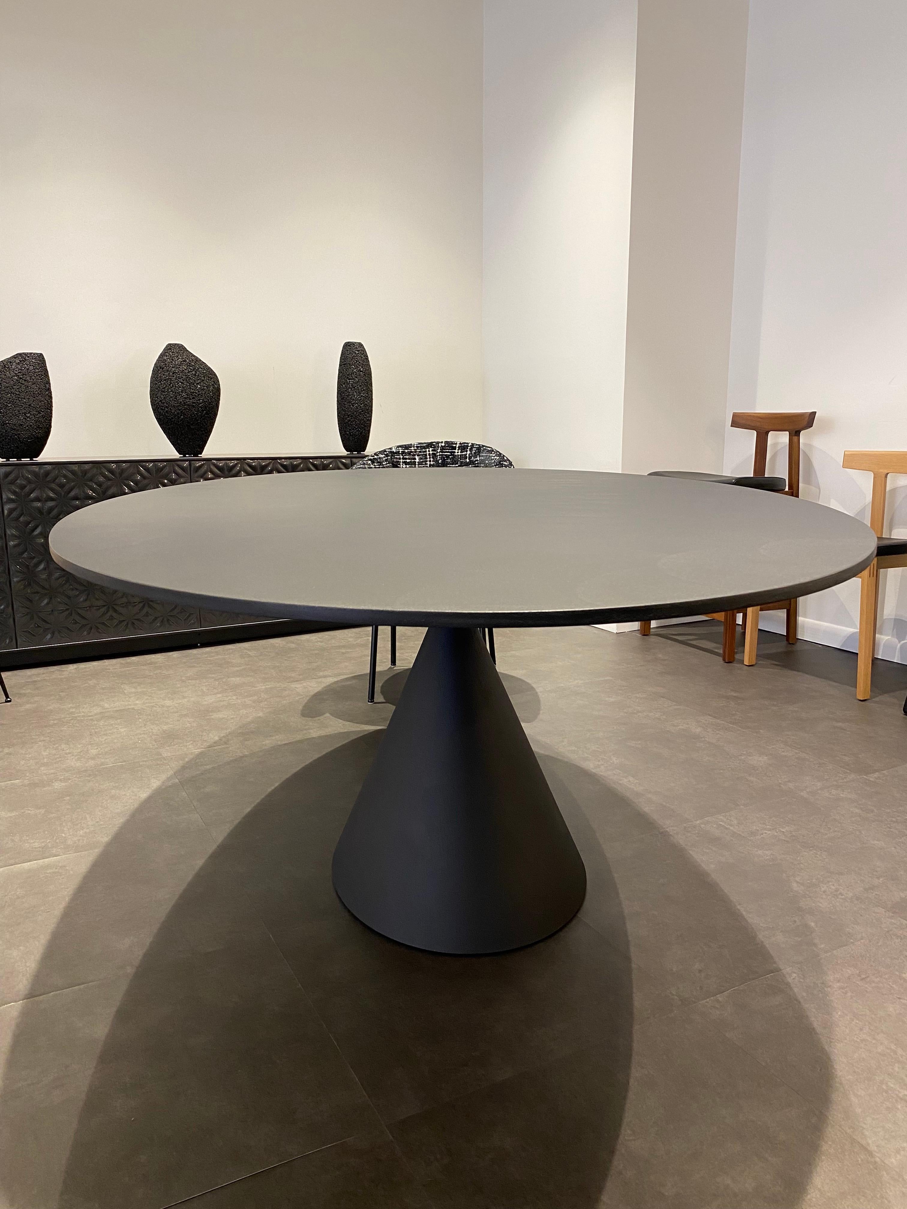 Moderne NOUVELLE table ronde en argile noire Desalto pour entrée ou extérieure de Marc Krusin en STOCK en vente